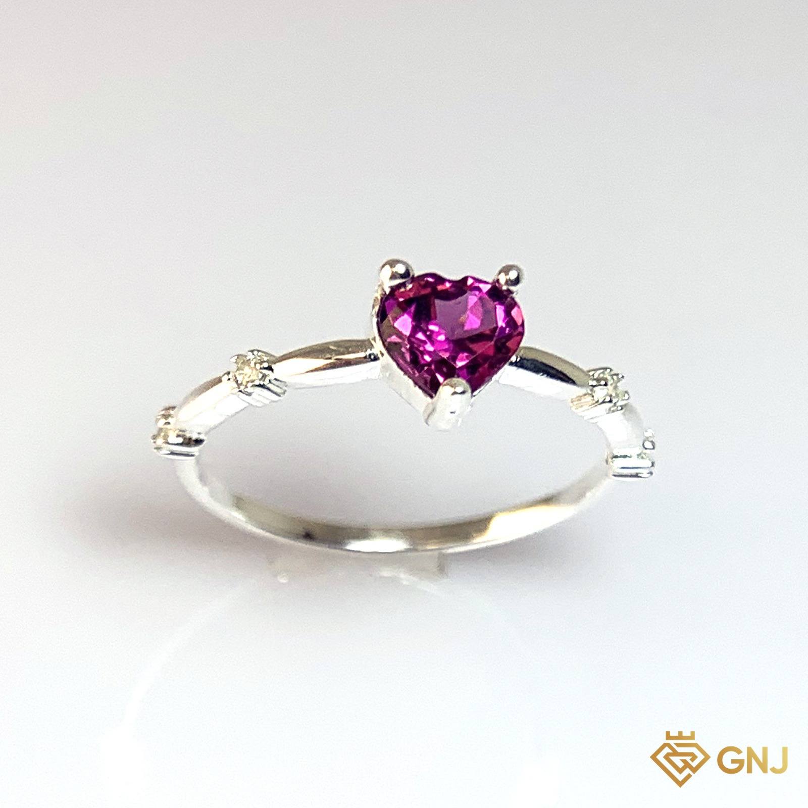 Nhẫn Bạc Xi Vàng Trắng Đính Đá Garnet Tự Nhiên — góc nghiêng thứ hai thấy chi tiết đai nhẫn