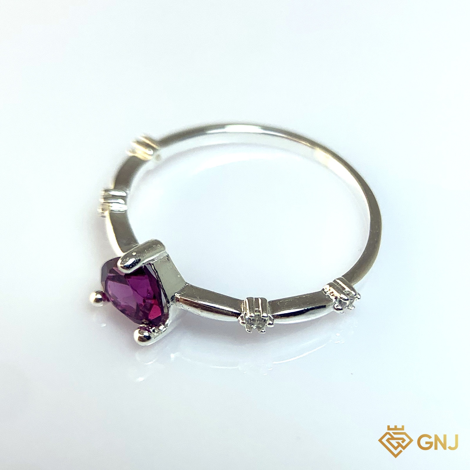 Nhẫn Bạc Xi Vàng Trắng Đính Đá Garnet Tự Nhiên — cận cảnh viên đá chủ