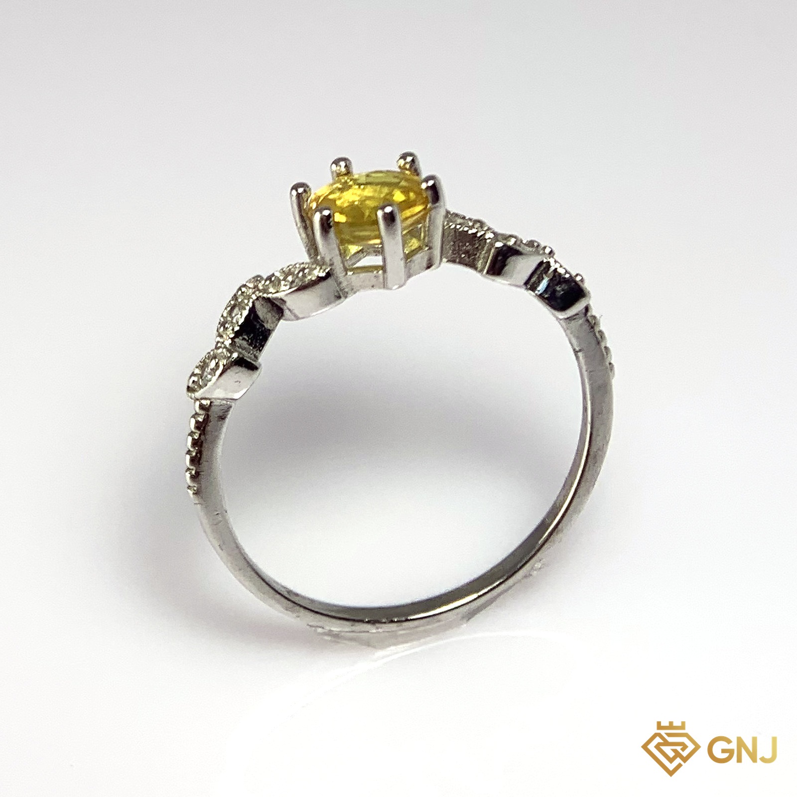 Nhẫn Bạc Xi Vàng Trắng Đính Đá Sapphire Vàng Tự Nhiên — ảnh chính diện trên nền trắng