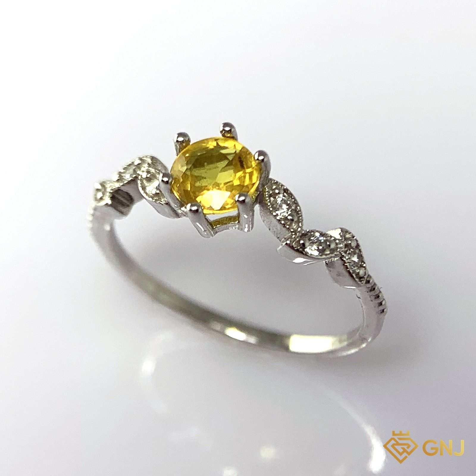 Nhẫn Bạc Xi Vàng Trắng Đính Đá Sapphire Vàng Tự Nhiên — góc nghiêng thứ hai thấy chi tiết đai nhẫn