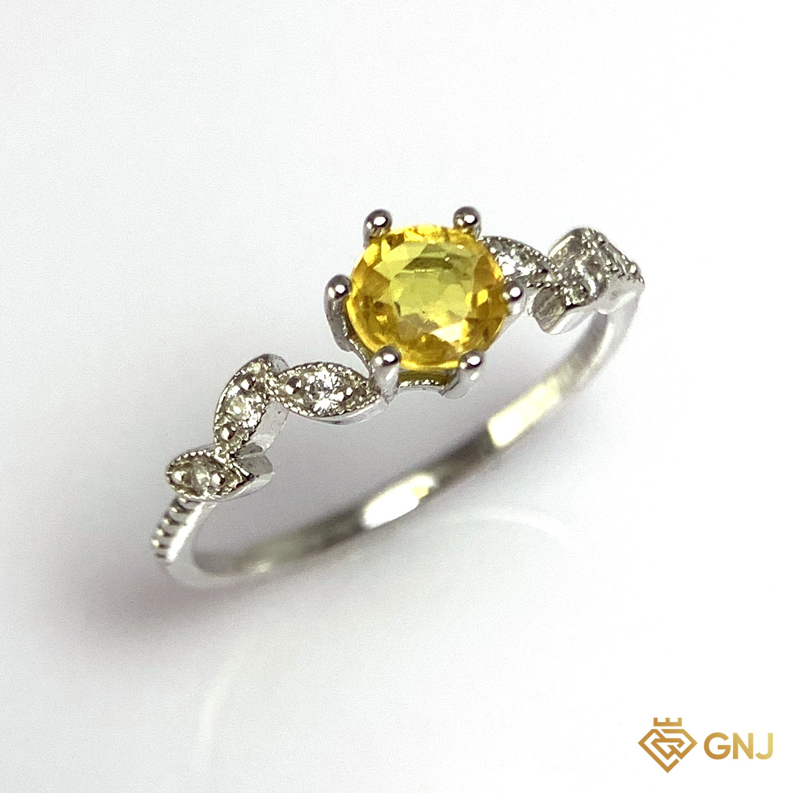 Nhẫn Bạc Xi Vàng Trắng Đính Đá Sapphire Vàng Tự Nhiên — cận cảnh viên đá chủ