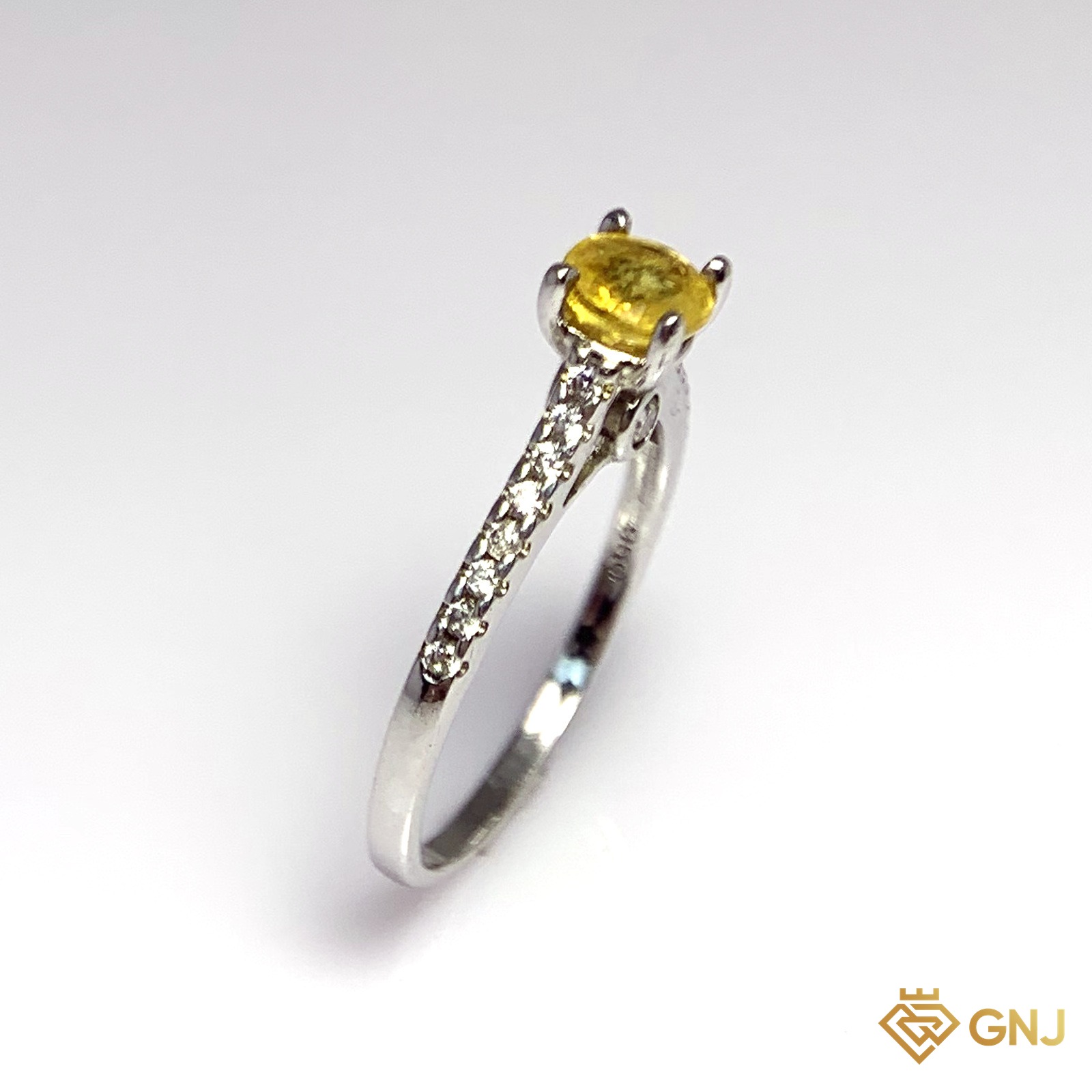 Nhẫn Bạc Xi Vàng Trắng Đính Đá Sapphire Vàng Tự Nhiên — góc nghiêng thứ hai thấy chi tiết đai nhẫn