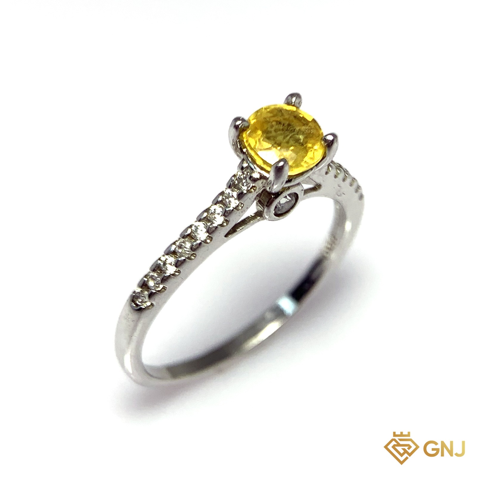Nhẫn Bạc Xi Vàng Trắng Đính Đá Sapphire Vàng Tự Nhiên — cận cảnh viên đá chủ