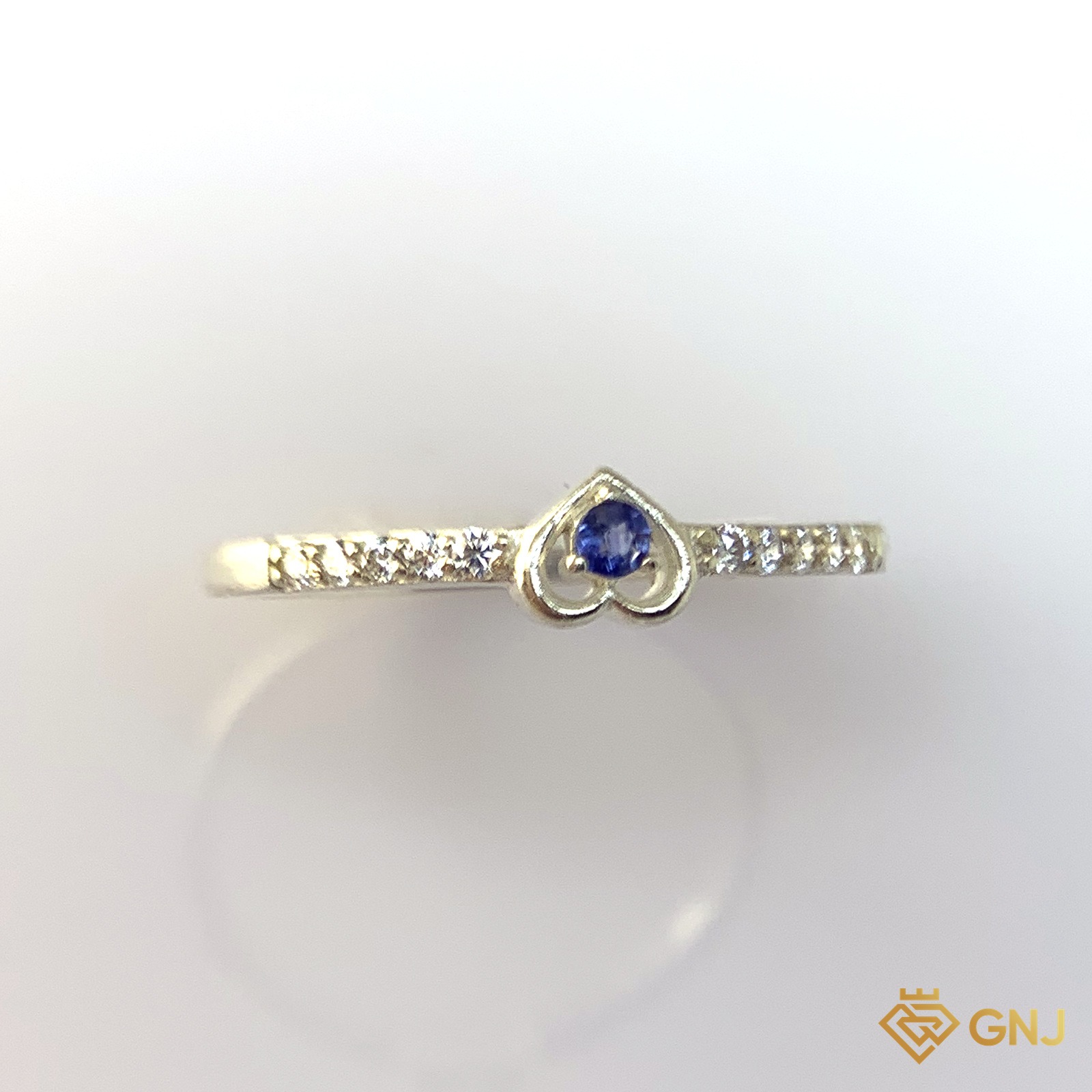 Nhẫn Bạc Xi Vàng Trắng Đính Đá Sapphire Xanh Tự Nhiên — ảnh chính diện trên nền trắng
