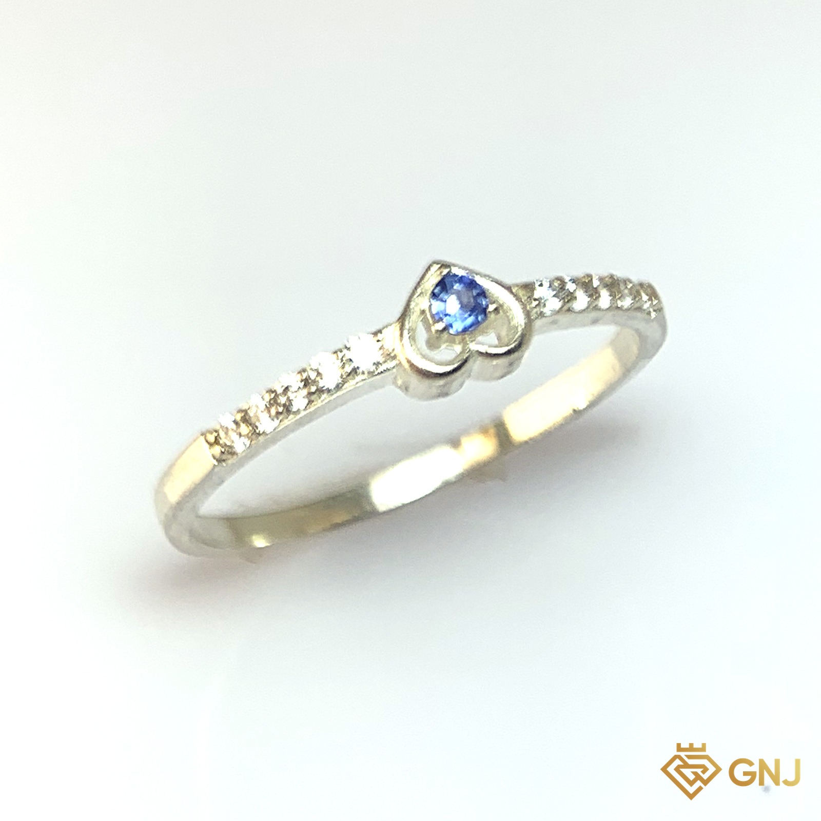 Nhẫn Bạc Xi Vàng Trắng Đính Đá Sapphire Xanh Tự Nhiên — góc nghiêng thấy rõ ổ đá và thân nhẫn