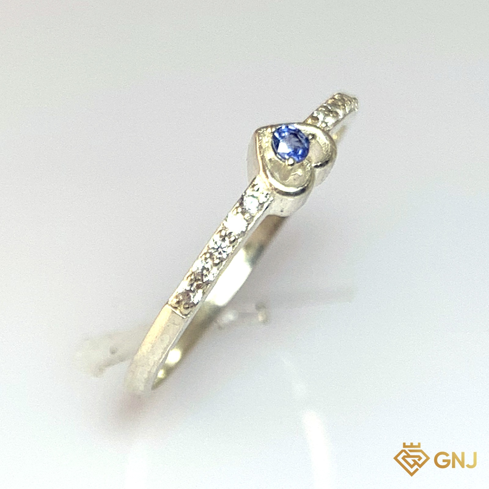 Nhẫn Bạc Xi Vàng Trắng Đính Đá Sapphire Xanh Tự Nhiên — góc nghiêng thứ hai thấy chi tiết đai nhẫn