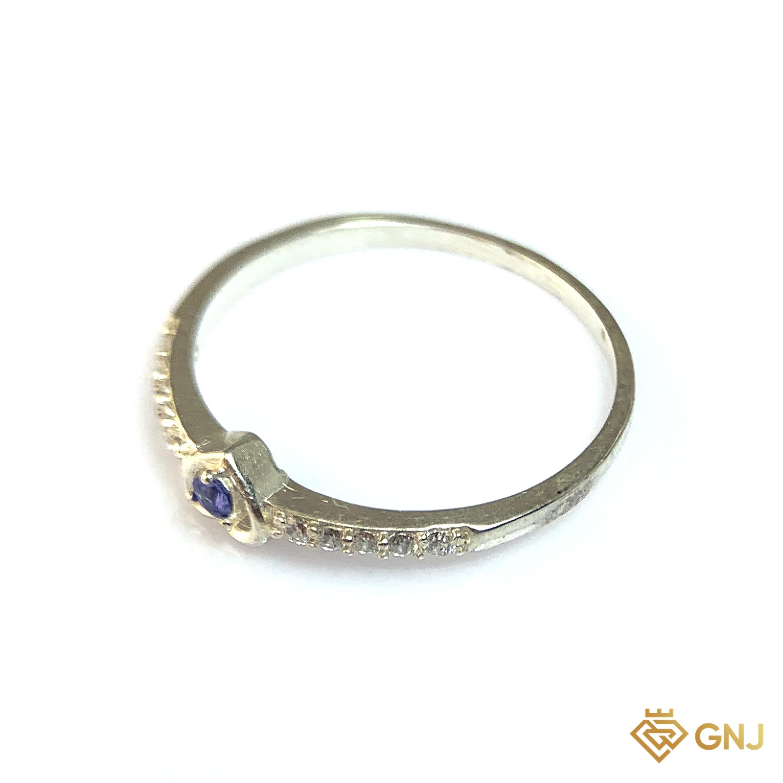 Nhẫn Bạc Xi Vàng Trắng Đính Đá Sapphire Xanh Tự Nhiên — cận cảnh viên đá chủ
