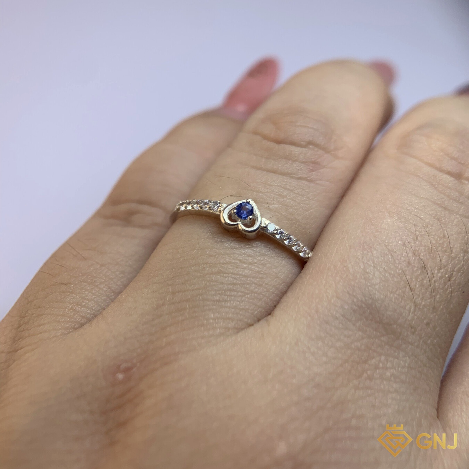 Nhẫn Bạc Xi Vàng Trắng Đính Đá Sapphire Xanh Tự Nhiên — đeo trên tay để so kích thước thật