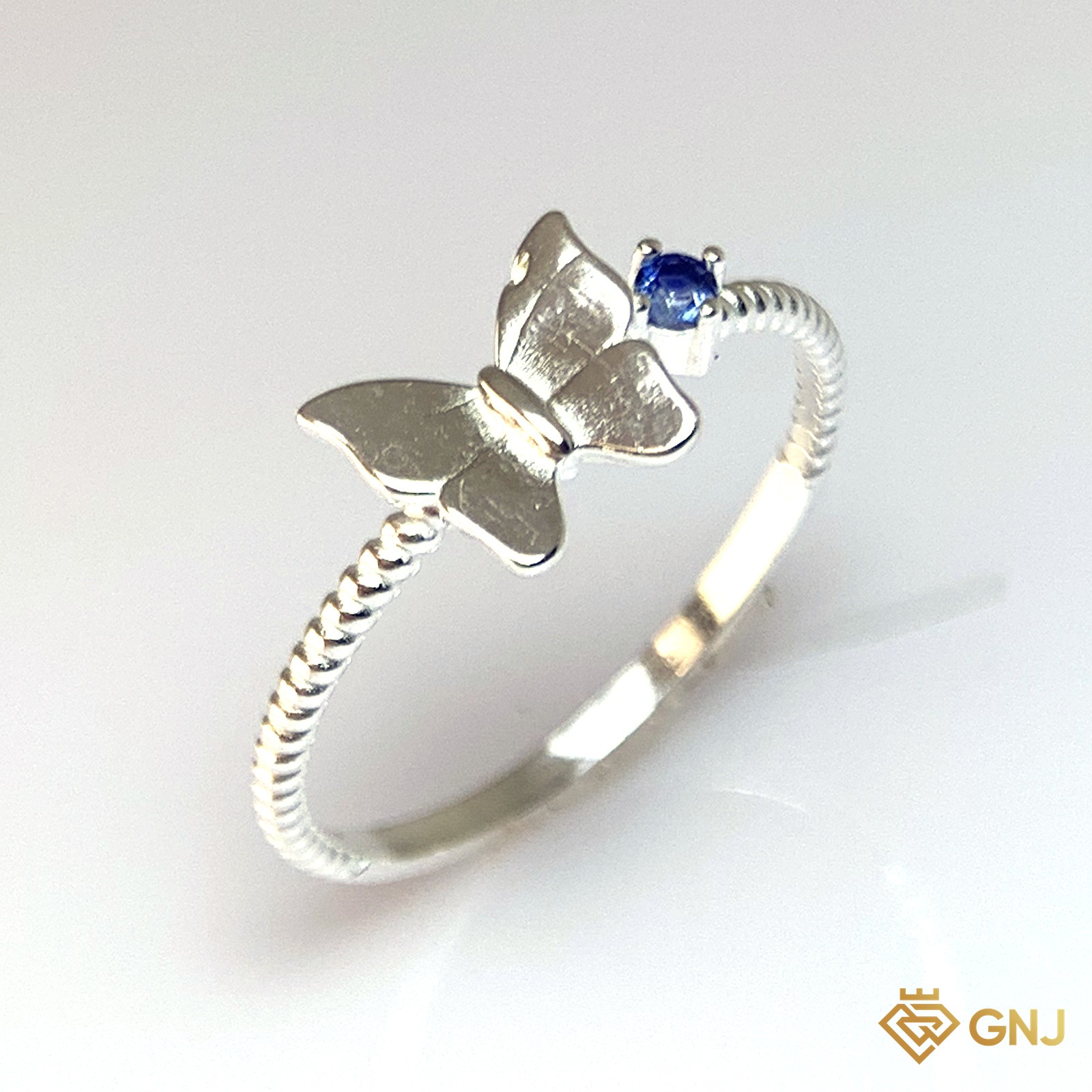 Nhẫn Bạc Xi Vàng Trắng Đính Đá Sapphire Xanh Tự Nhiên — ảnh chính diện trên nền trắng