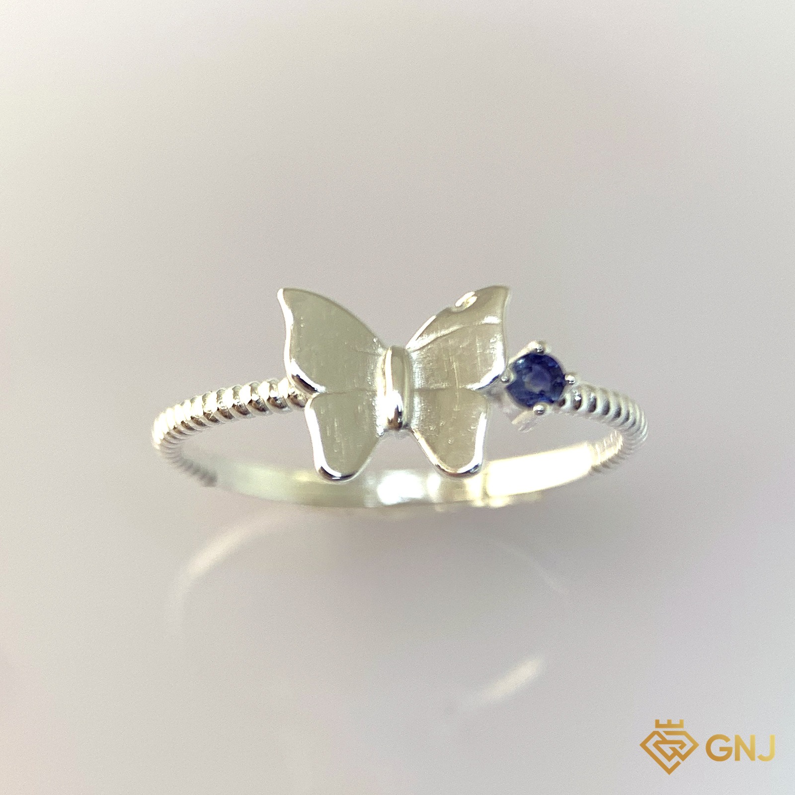 Nhẫn Bạc Xi Vàng Trắng Đính Đá Sapphire Xanh Tự Nhiên — góc nghiêng thấy rõ ổ đá và thân nhẫn
