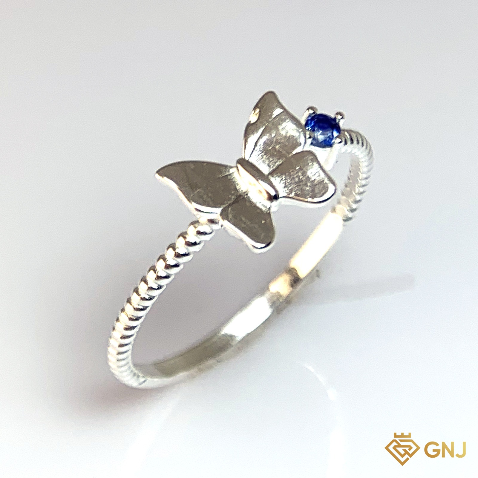 Nhẫn Bạc Xi Vàng Trắng Đính Đá Sapphire Xanh Tự Nhiên — góc nghiêng thứ hai thấy chi tiết đai nhẫn