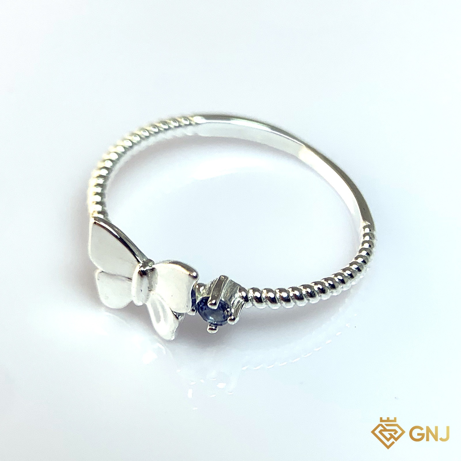 Nhẫn Bạc Xi Vàng Trắng Đính Đá Sapphire Xanh Tự Nhiên — cận cảnh viên đá chủ