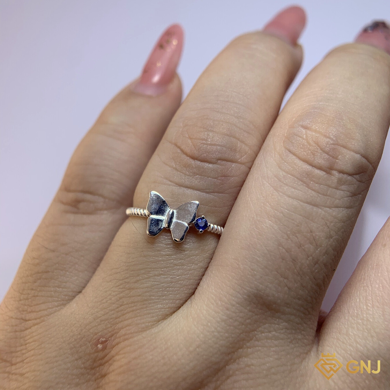 Nhẫn Bạc Xi Vàng Trắng Đính Đá Sapphire Xanh Tự Nhiên — đeo trên tay để so kích thước thật