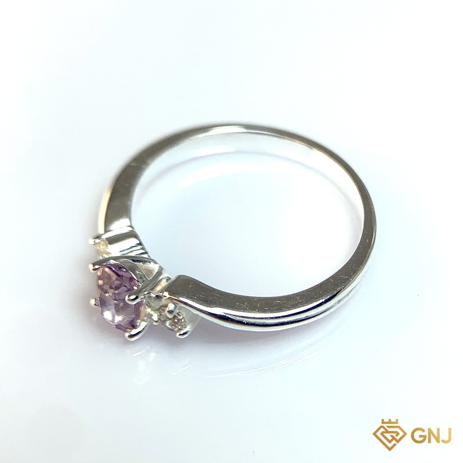 Nhẫn Bạc Xi Vàng Trắng Đính Đá Spinel Tự Nhiên — góc nghiêng thấy rõ ổ đá và thân nhẫn