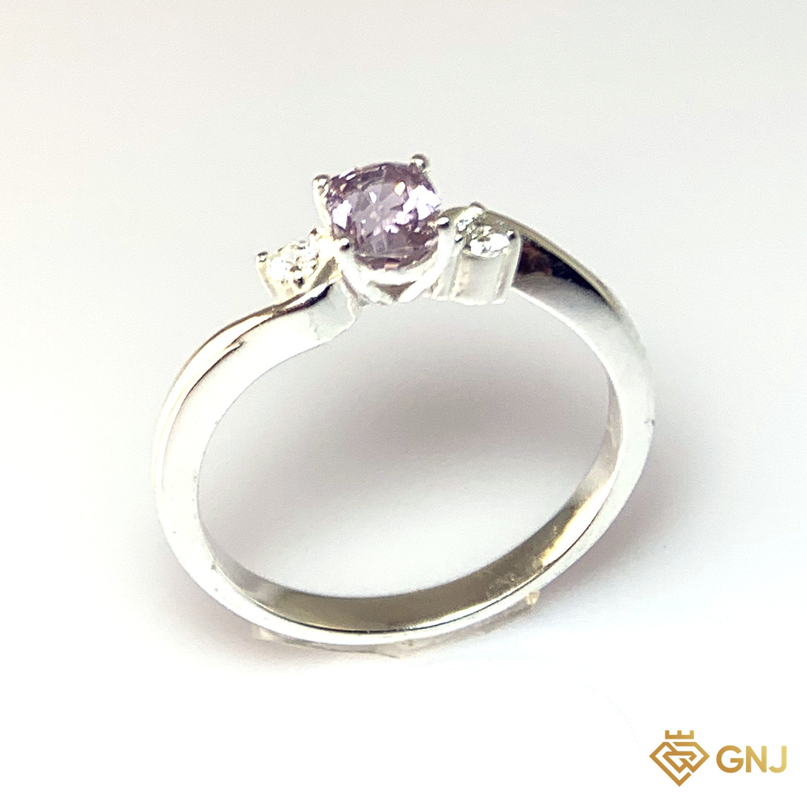 Nhẫn Bạc Xi Vàng Trắng Đính Đá Spinel Tự Nhiên — góc nghiêng thứ hai thấy chi tiết đai nhẫn