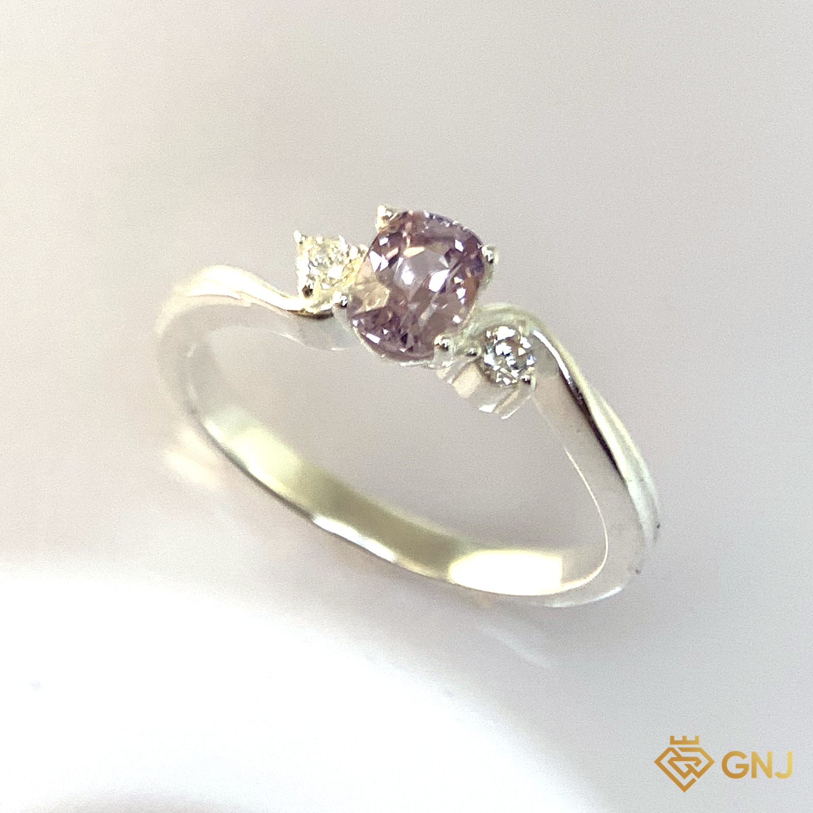 Nhẫn Bạc Xi Vàng Trắng Đính Đá Spinel Tự Nhiên — cận cảnh viên đá chủ