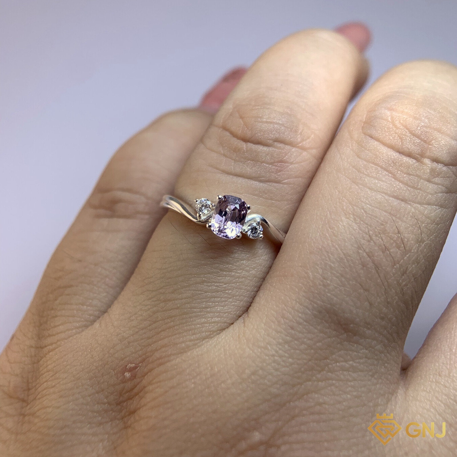 Nhẫn Bạc Xi Vàng Trắng Đính Đá Spinel Tự Nhiên — đeo trên tay để so kích thước thật