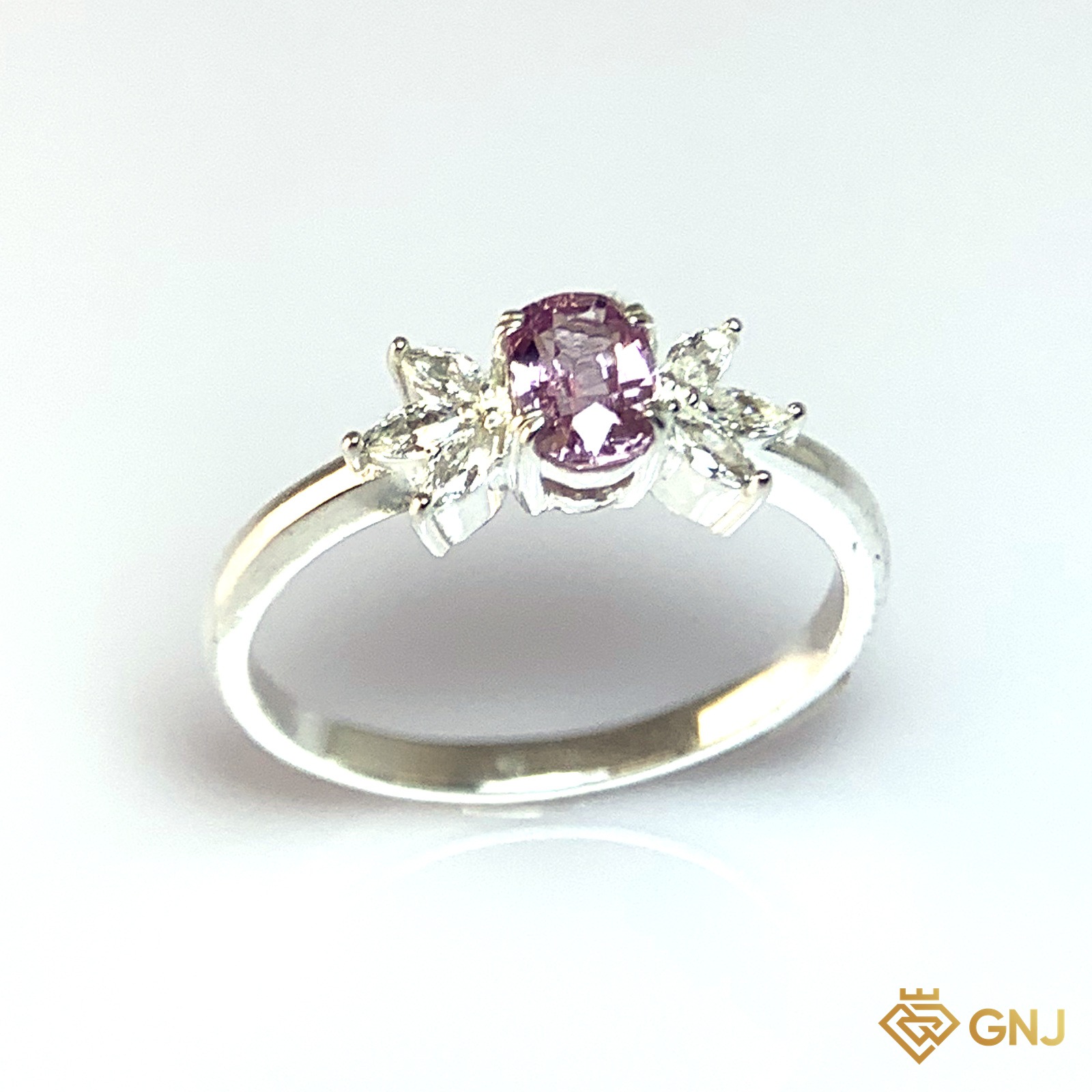 Nhẫn Bạc Xi Vàng Trắng Đính Đá Spinel Tự Nhiên — ảnh chính diện trên nền trắng
