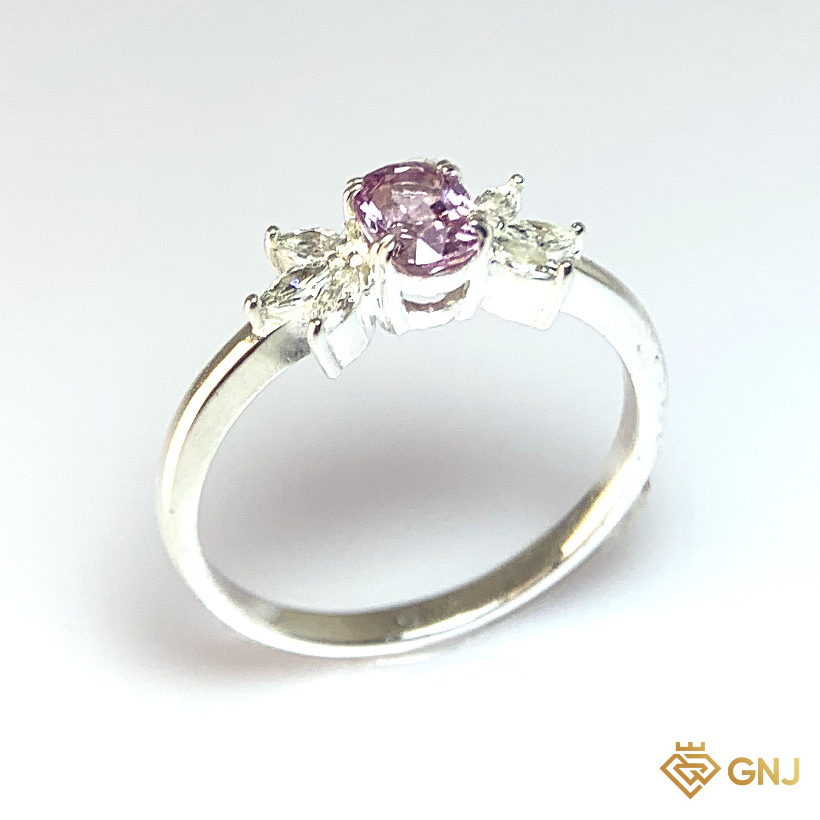 Nhẫn Bạc Xi Vàng Trắng Đính Đá Spinel Tự Nhiên — góc nghiêng thứ hai thấy chi tiết đai nhẫn