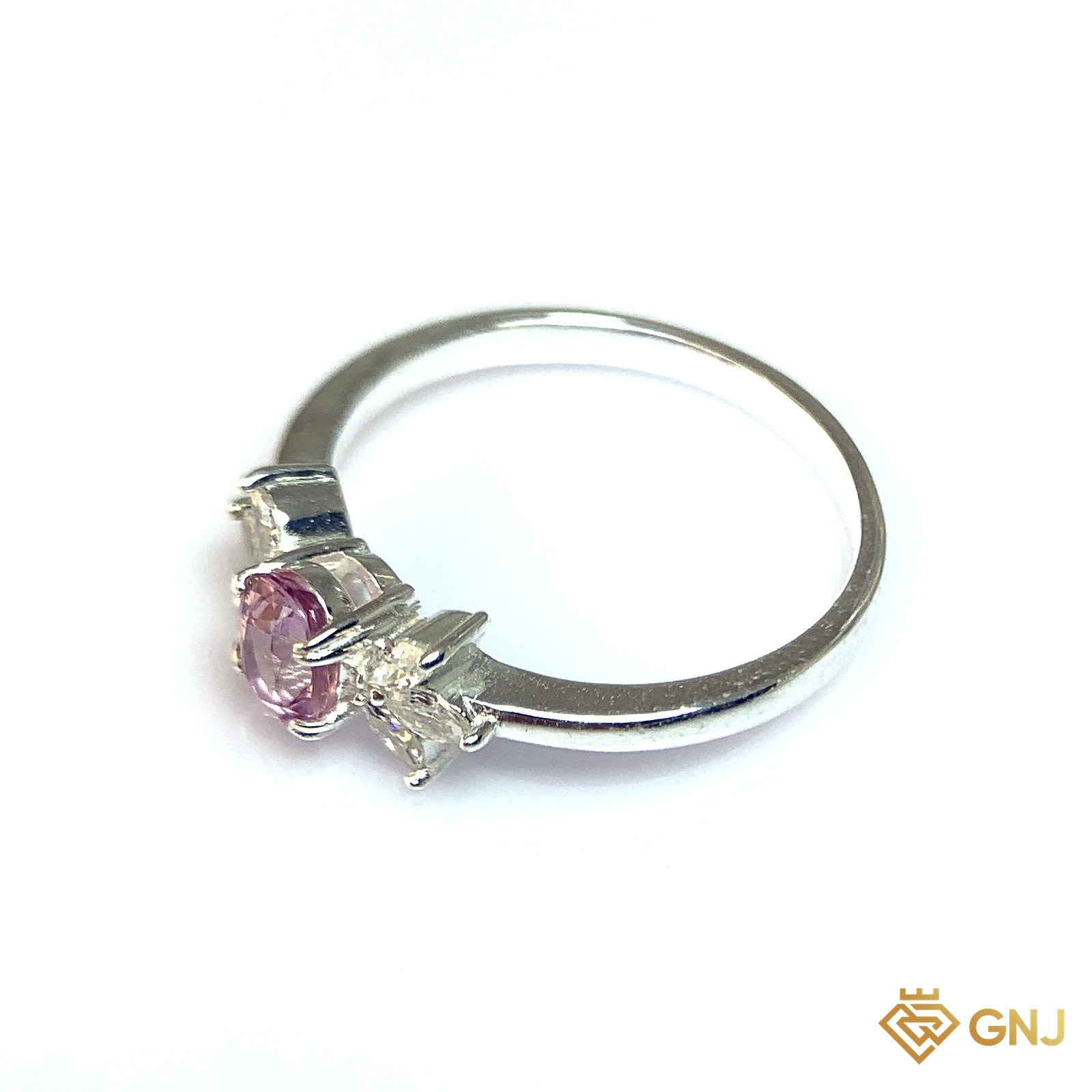 Nhẫn Bạc Xi Vàng Trắng Đính Đá Spinel Tự Nhiên — cận cảnh viên đá chủ