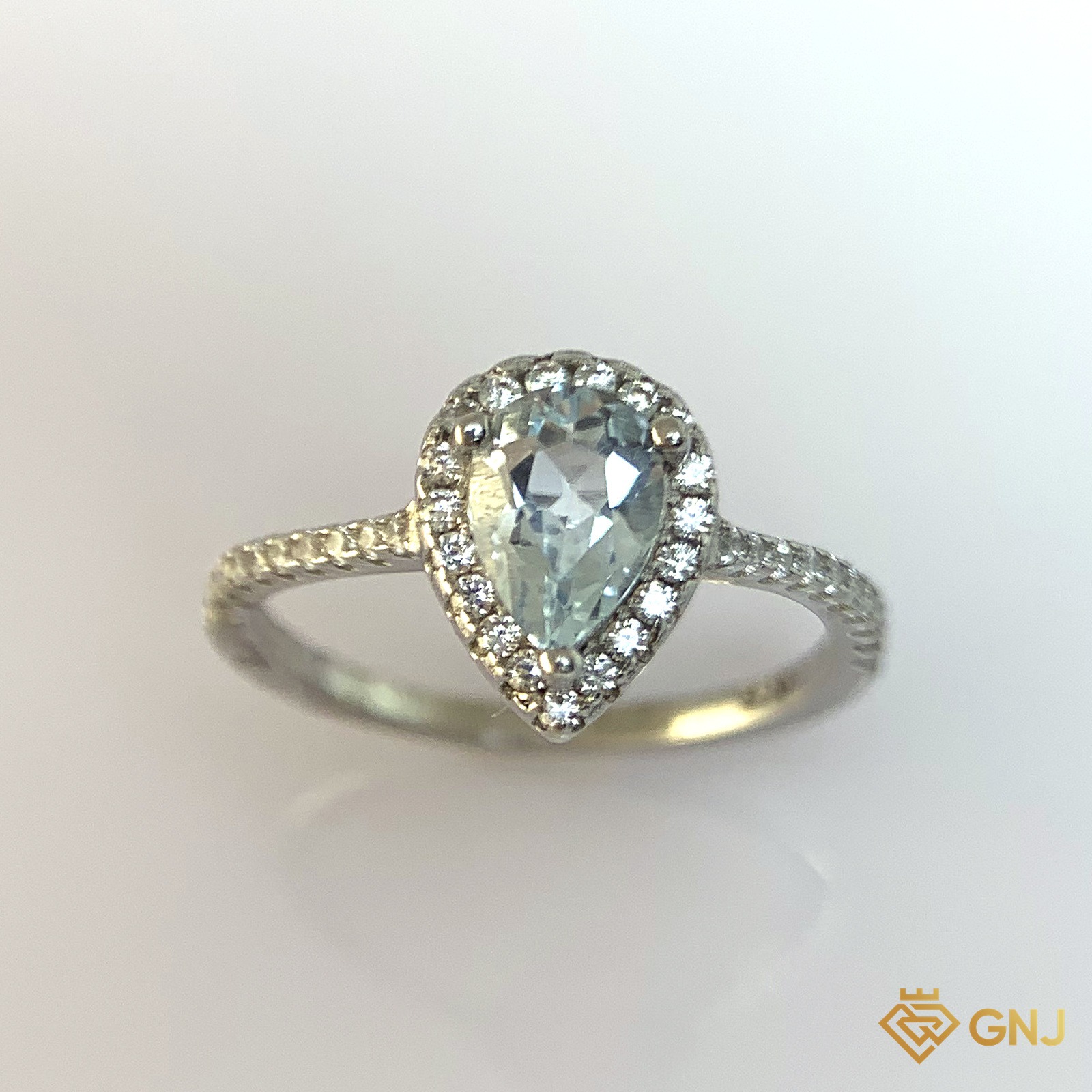 Nhẫn Bạc Xi Vàng Trắng Đính Đá Topaz Xanh Tự Nhiên — góc nghiêng thứ hai thấy chi tiết đai nhẫn