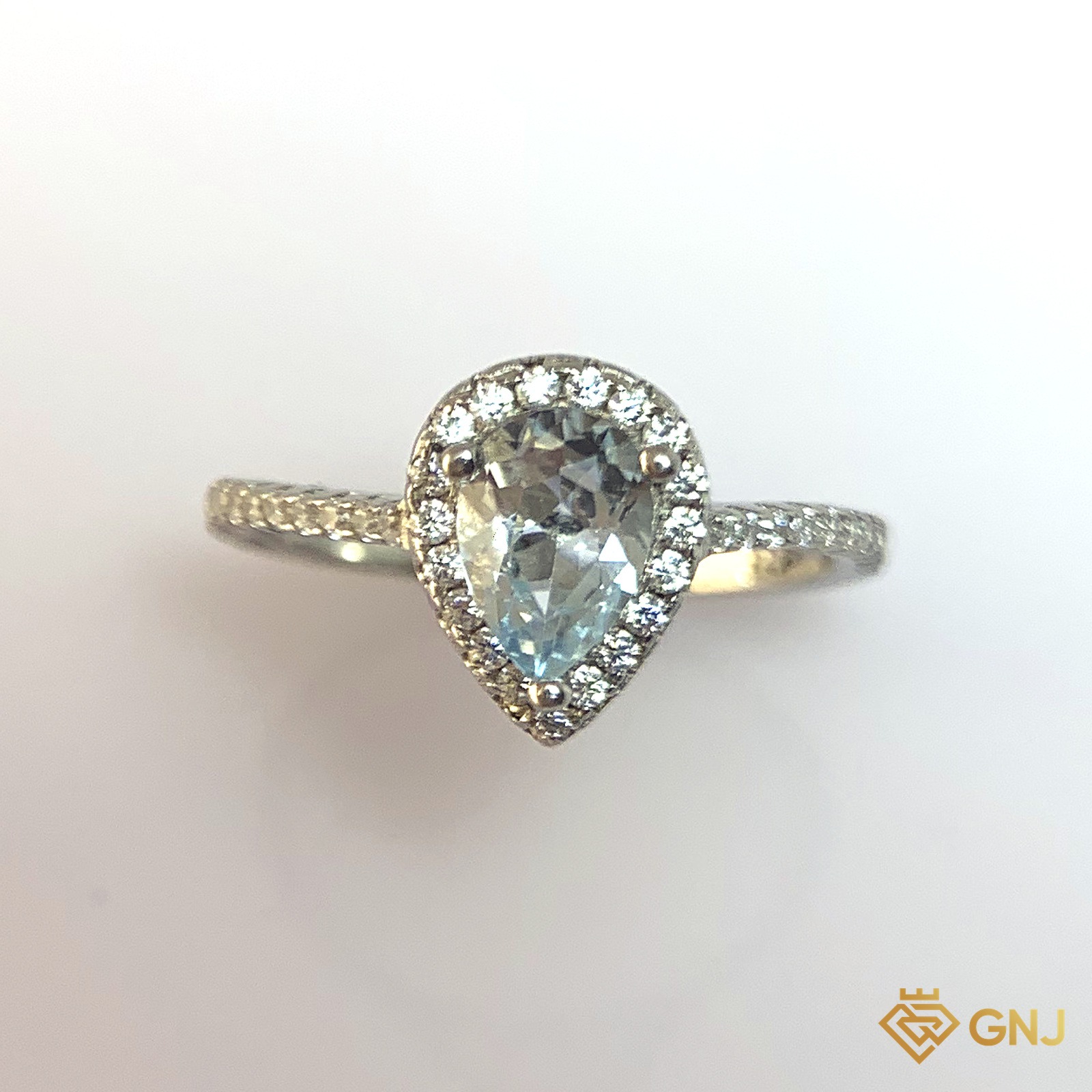 Nhẫn Bạc Xi Vàng Trắng Đính Đá Topaz Xanh Tự Nhiên — cận cảnh viên đá chủ