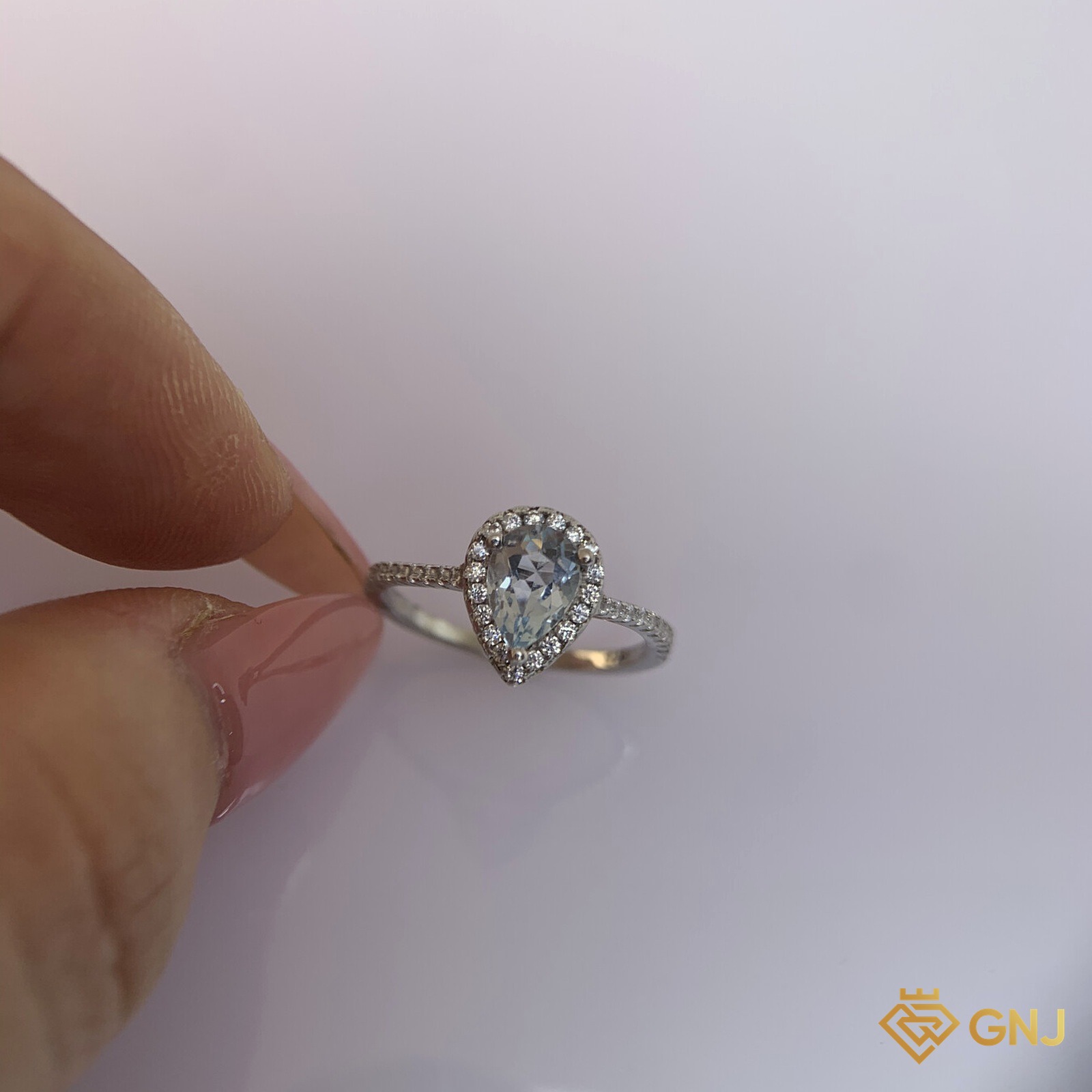 Nhẫn Bạc Xi Vàng Trắng Đính Đá Topaz Xanh Tự Nhiên — đeo trên tay để so kích thước thật