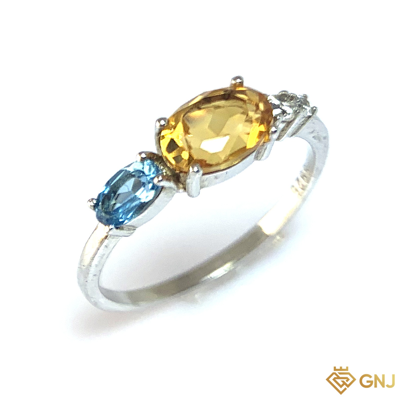 Nhẫn Bạc Xi Vàng Trắng Đính Đá Topaz Và Citrine Tự Nhiên — góc nghiêng thấy rõ ổ đá và thân nhẫn