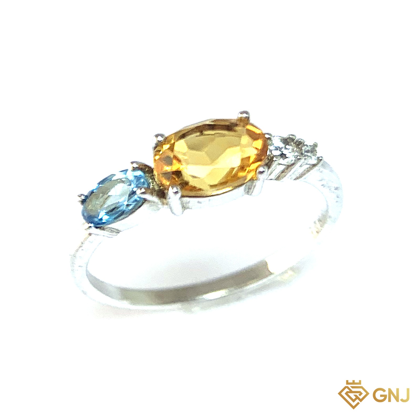 Nhẫn Bạc Xi Vàng Trắng Đính Đá Topaz Và Citrine Tự Nhiên — góc nghiêng thứ hai thấy chi tiết đai nhẫn