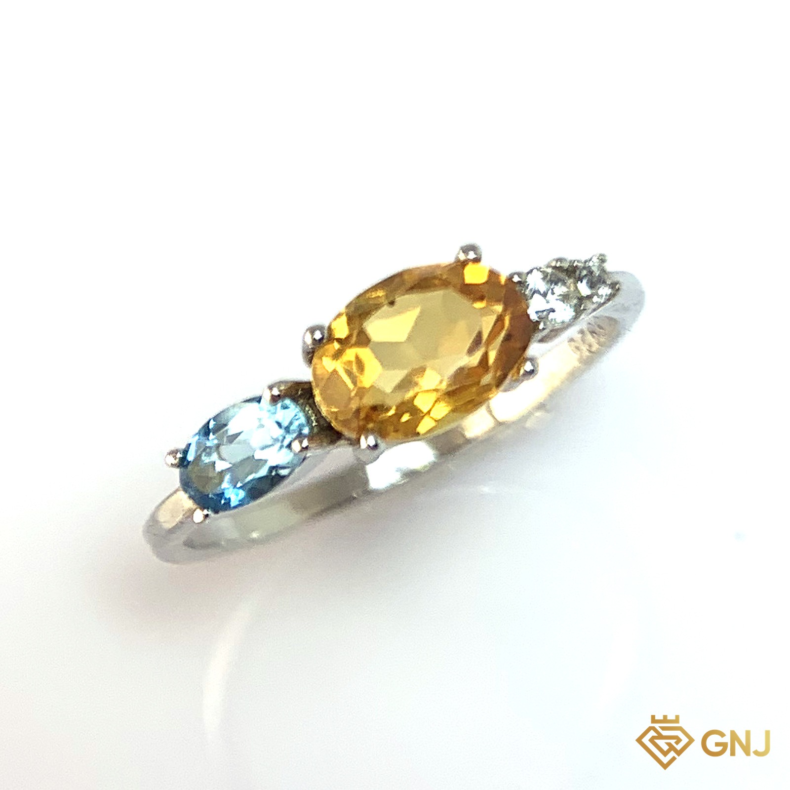 Nhẫn Bạc Xi Vàng Trắng Đính Đá Topaz Và Citrine Tự Nhiên — cận cảnh viên đá chủ