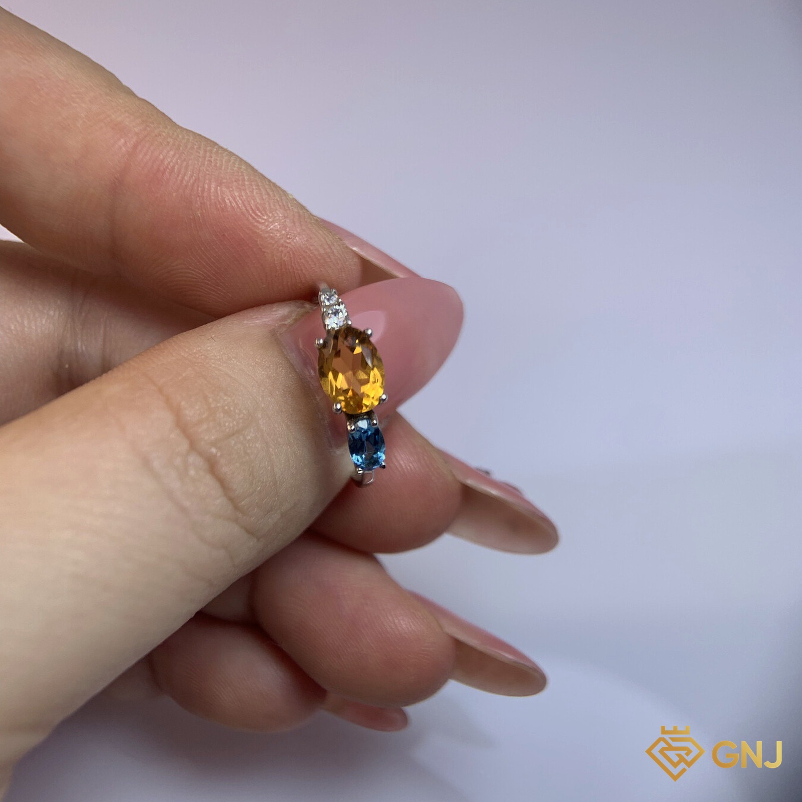 Nhẫn Bạc Xi Vàng Trắng Đính Đá Topaz Và Citrine Tự Nhiên — đeo trên tay để so kích thước thật