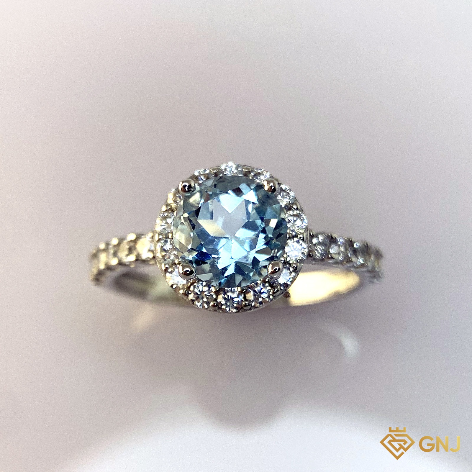 Nhẫn Bạc Xi Vàng Trắng Đính Đá Topaz Xanh Tự Nhiên — góc nghiêng thấy rõ ổ đá và thân nhẫn