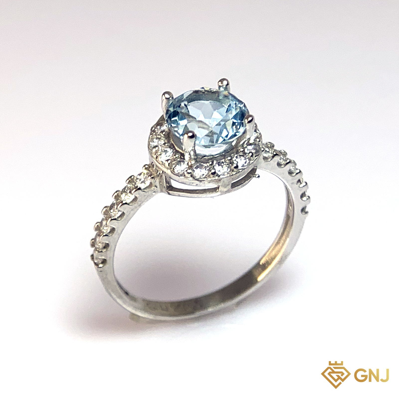 Nhẫn Bạc Xi Vàng Trắng Đính Đá Topaz Xanh Tự Nhiên — góc nghiêng thứ hai thấy chi tiết đai nhẫn