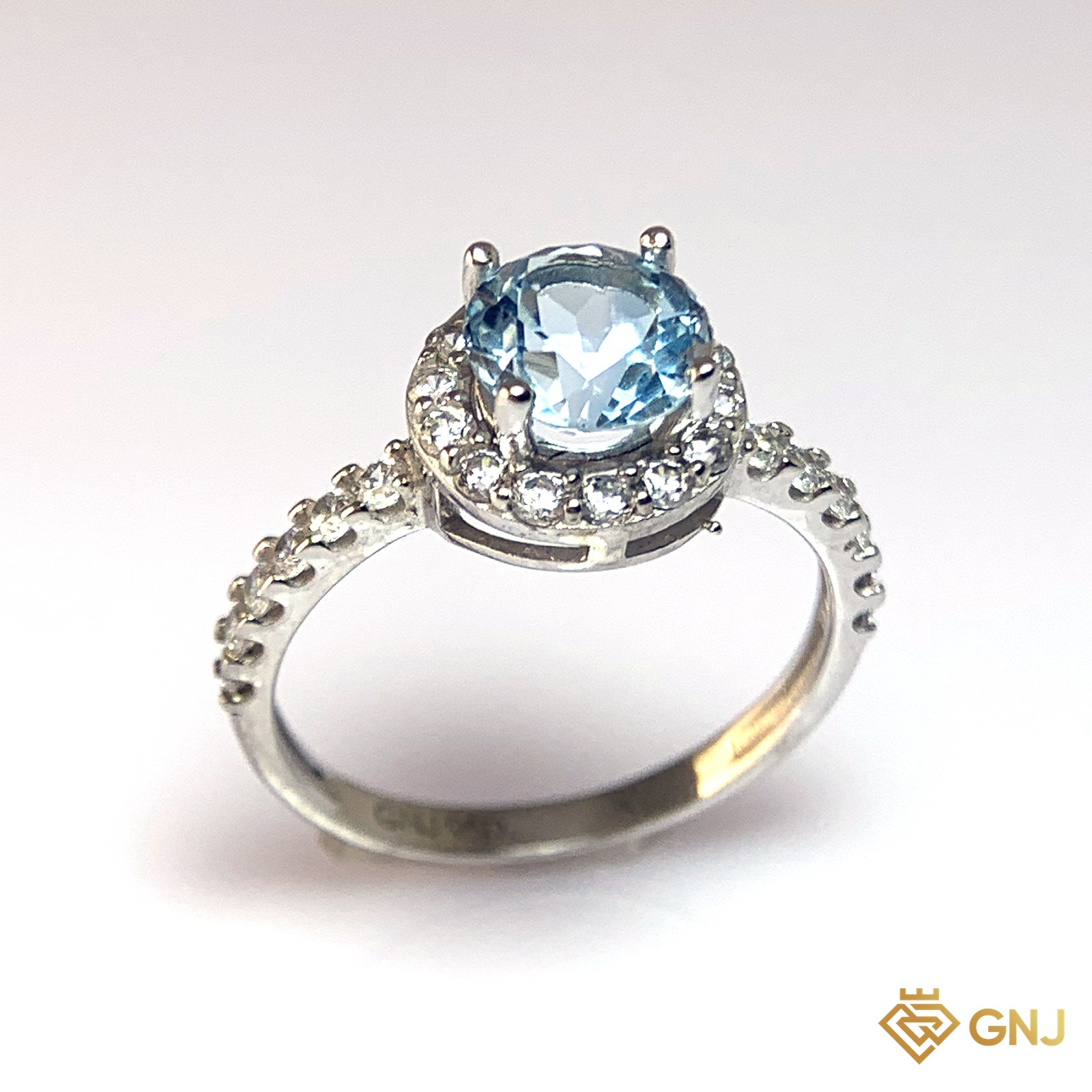 Nhẫn Bạc Xi Vàng Trắng Đính Đá Topaz Xanh Tự Nhiên — cận cảnh viên đá chủ