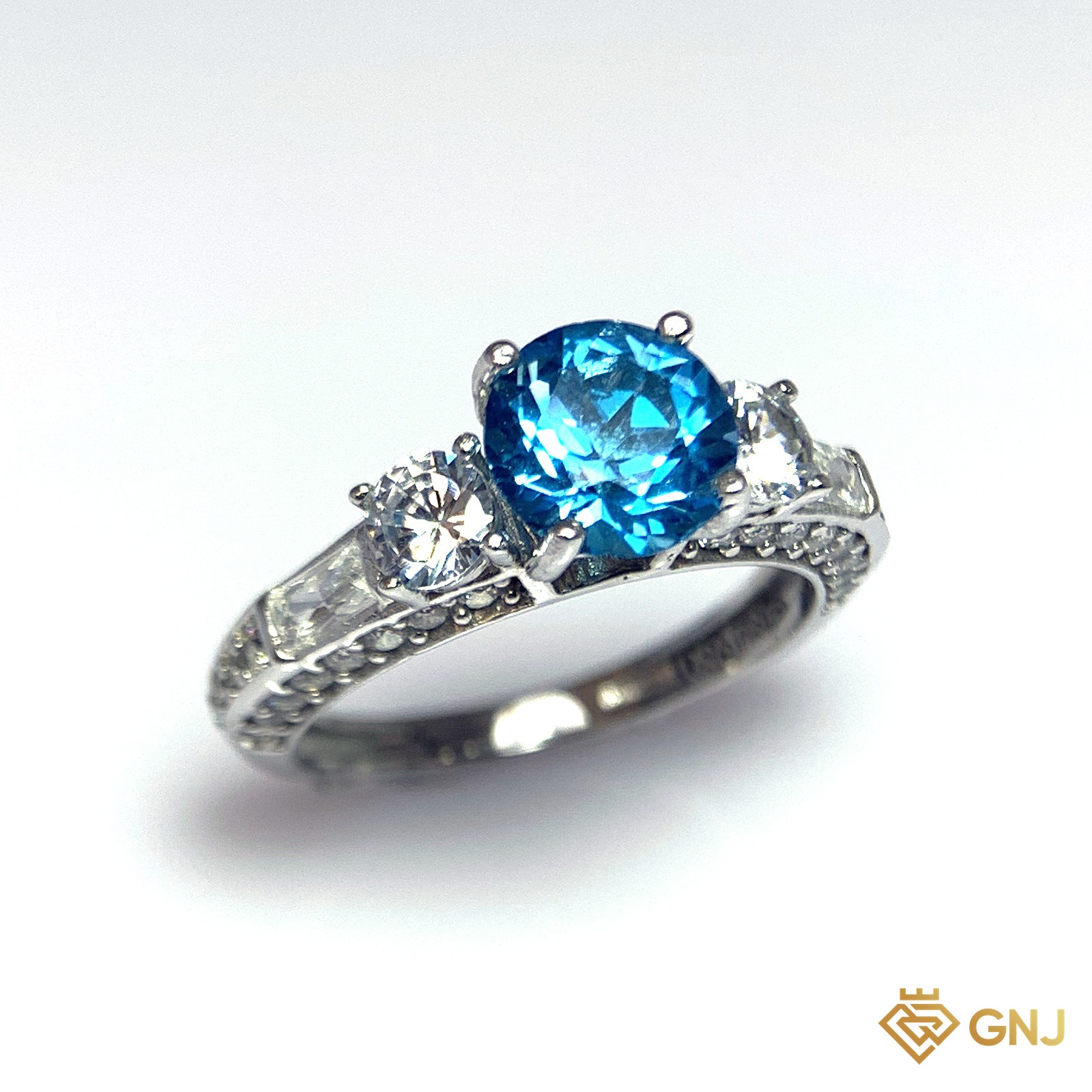 Nhẫn Bạc Xi Vàng Trắng Đính Đá Topaz Xanh Tự Nhiên — ảnh chính diện trên nền trắng