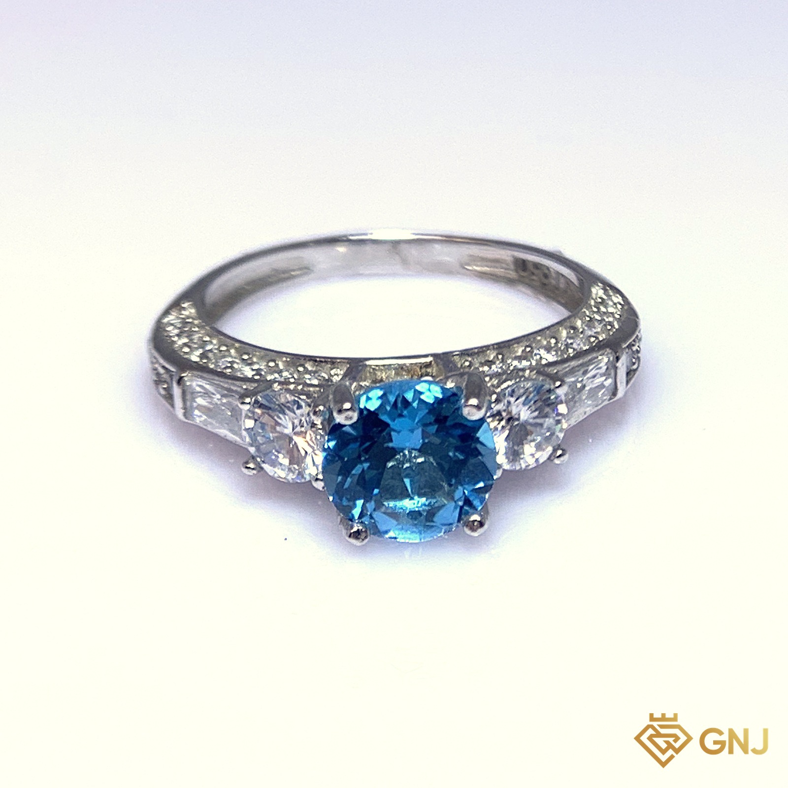 Nhẫn Bạc Xi Vàng Trắng Đính Đá Topaz Xanh Tự Nhiên — góc nghiêng thấy rõ ổ đá và thân nhẫn