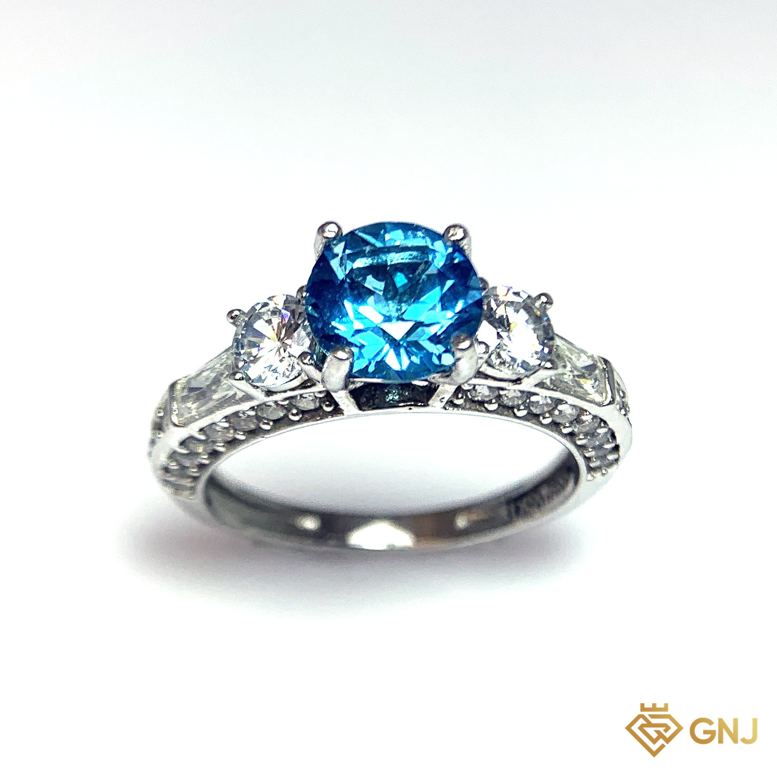 Nhẫn Bạc Xi Vàng Trắng Đính Đá Topaz Xanh Tự Nhiên — góc nghiêng thứ hai thấy chi tiết đai nhẫn