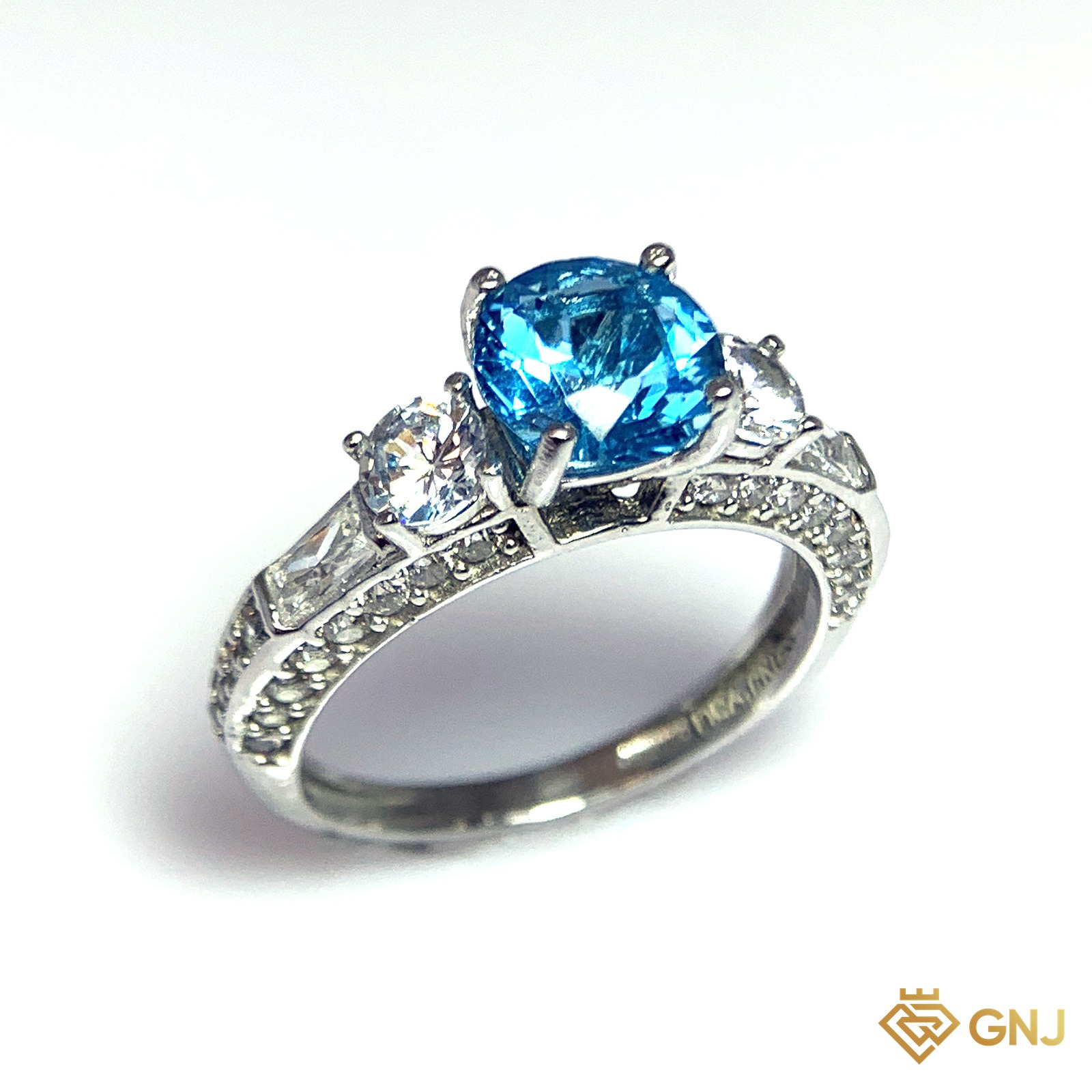 Nhẫn Bạc Xi Vàng Trắng Đính Đá Topaz Xanh Tự Nhiên — cận cảnh viên đá chủ