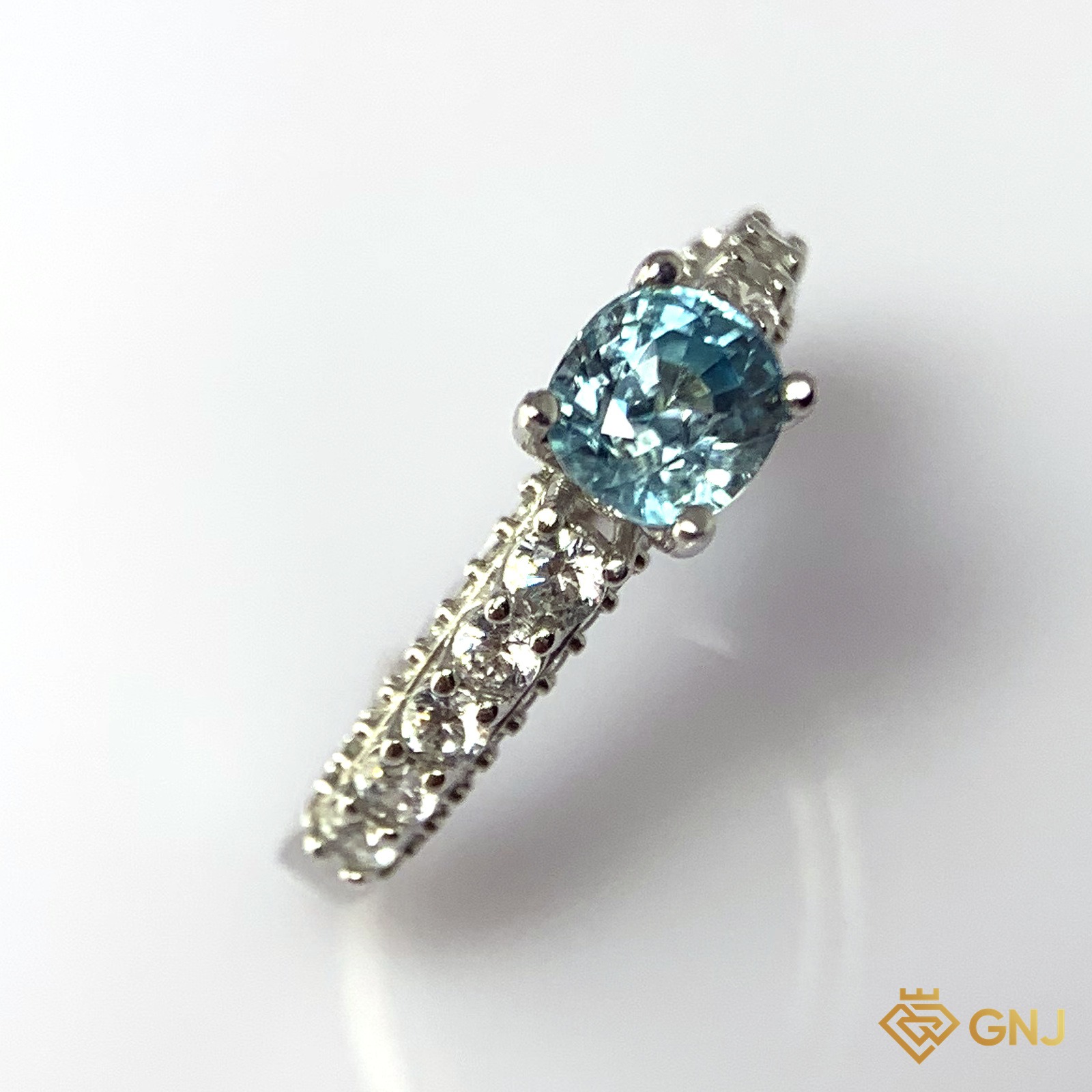 Nhẫn Bạc Xi Vàng Trắng Đính Đá Zircon Tự Nhiên — góc nghiêng thấy rõ ổ đá và thân nhẫn