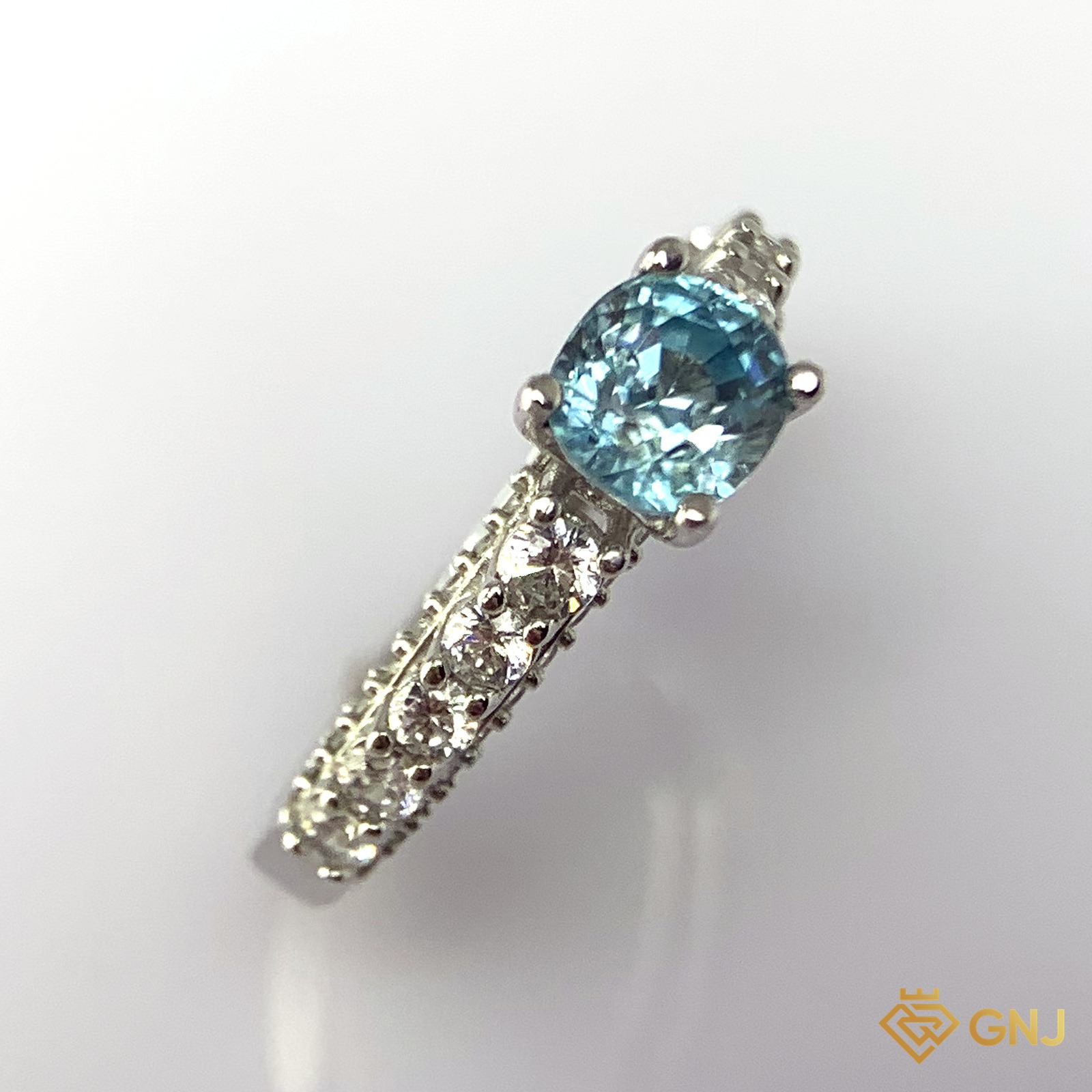 Nhẫn Bạc Xi Vàng Trắng Đính Đá Zircon Tự Nhiên — góc nghiêng thứ hai thấy chi tiết đai nhẫn