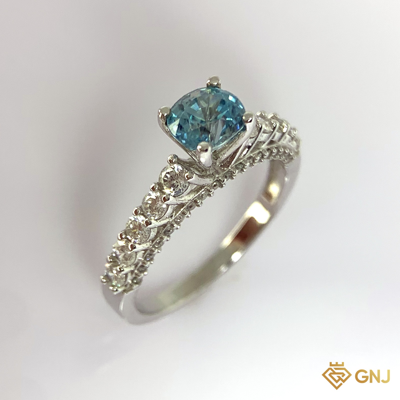 Nhẫn Bạc Xi Vàng Trắng Đính Đá Zircon Tự Nhiên — cận cảnh viên đá chủ