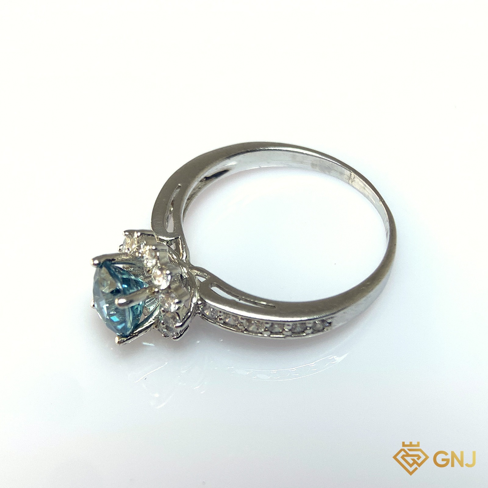 Nhẫn Bạc Xi Vàng Trắng Đính Đá Zircon Xanh Tự Nhiên — góc nghiêng thấy rõ ổ đá và thân nhẫn