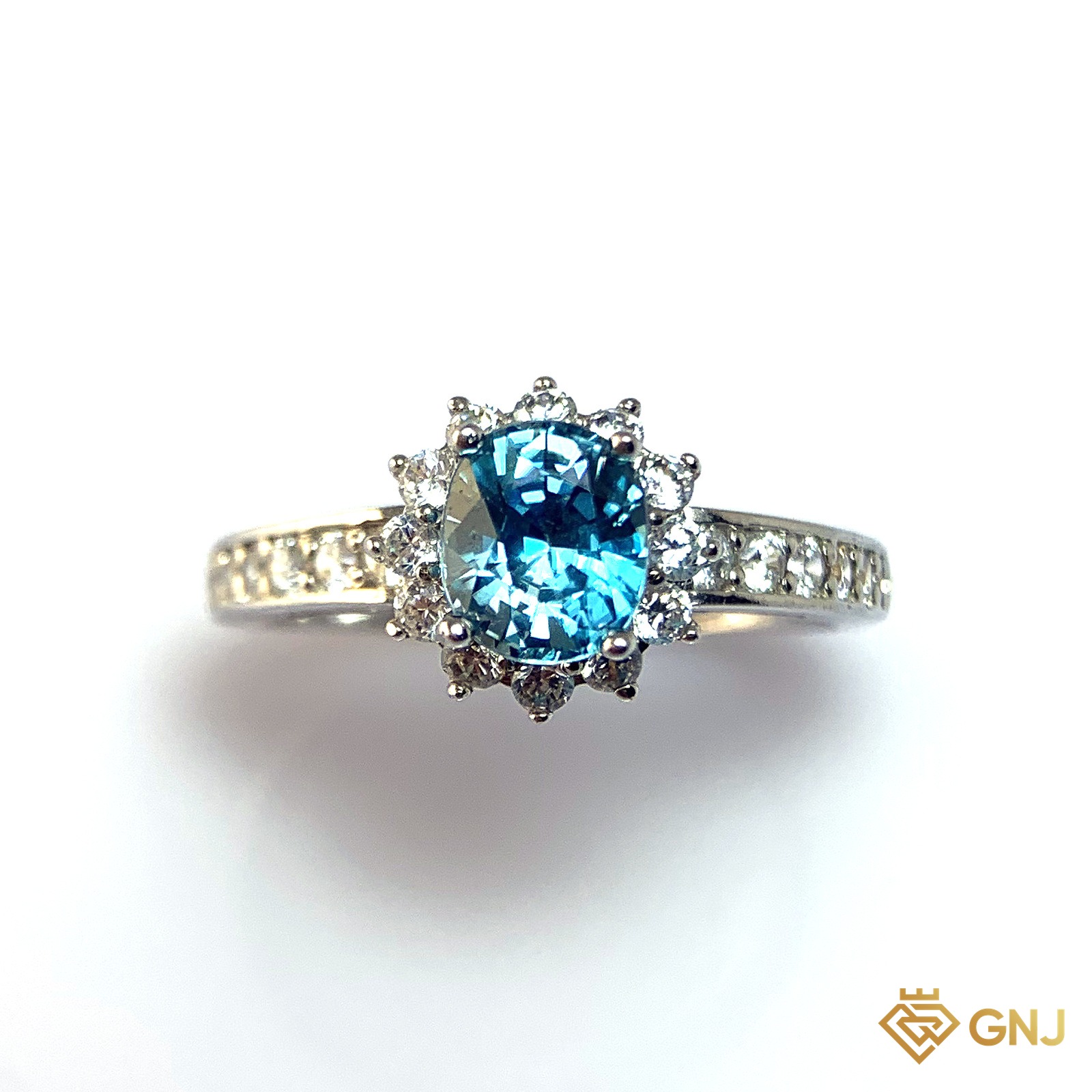 Nhẫn Bạc Xi Vàng Trắng Đính Đá Zircon Xanh Tự Nhiên — góc nghiêng thứ hai thấy chi tiết đai nhẫn