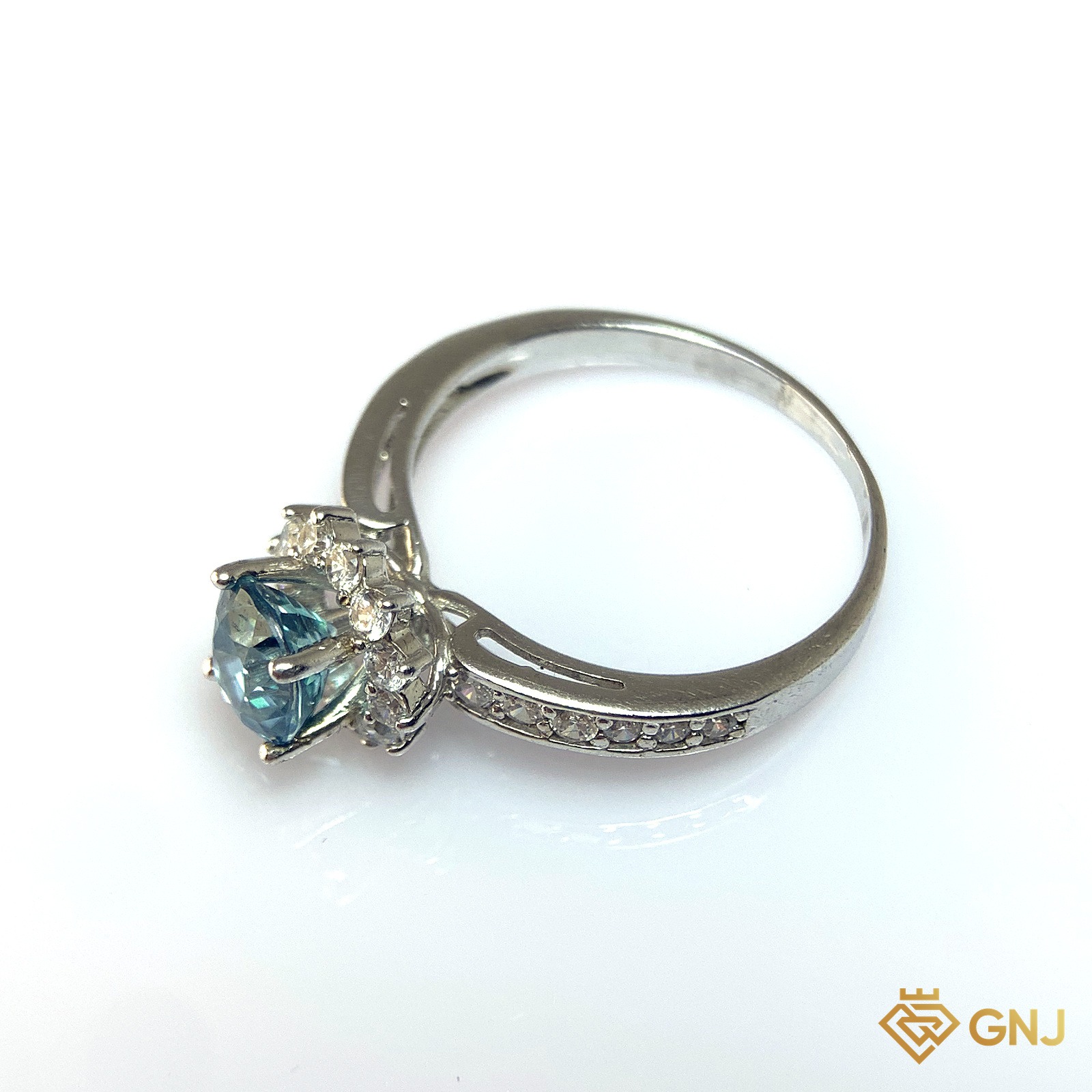 Nhẫn Bạc Xi Vàng Trắng Đính Đá Zircon Xanh Tự Nhiên — cận cảnh viên đá chủ