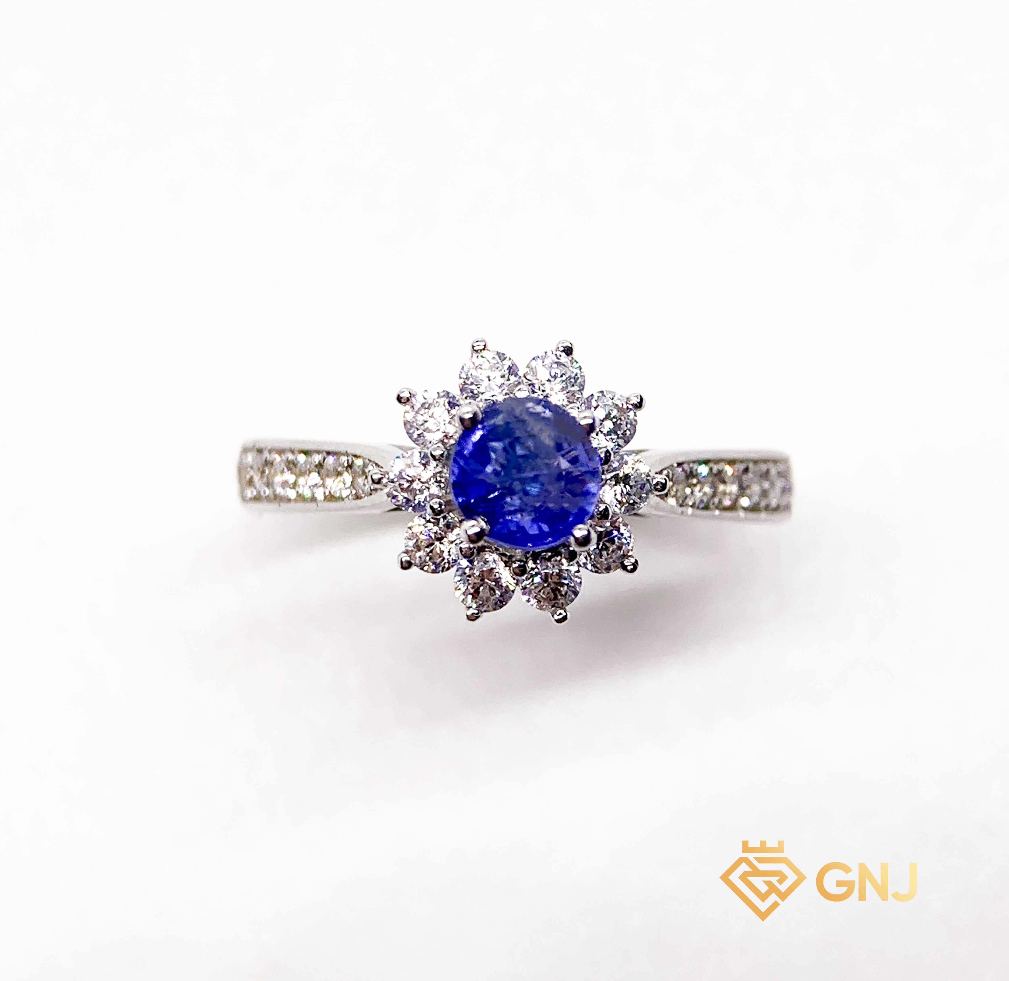 Nhẫn Vàng Trắng 14K Đính Đá Sapphire Thiên Nhiên — chi tiết đá