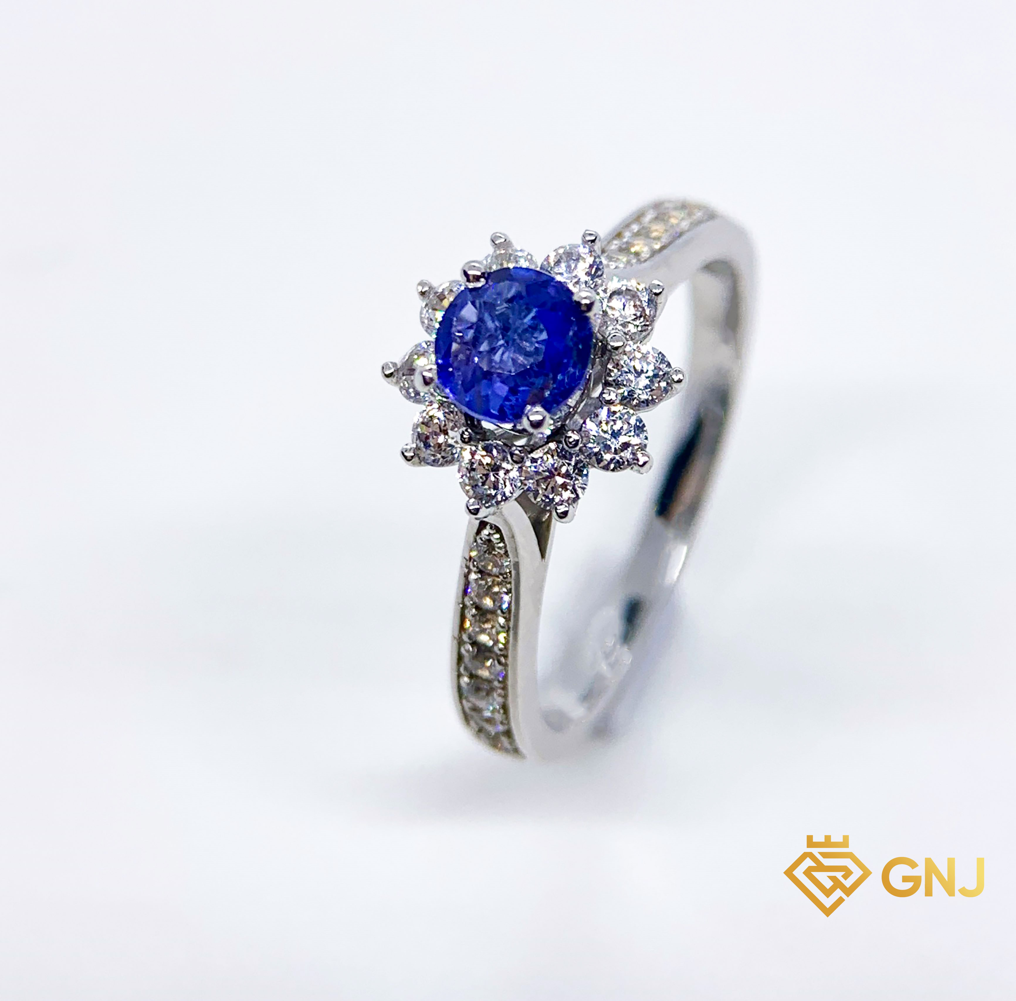 Nhẫn Vàng Trắng 14K Đính Đá Sapphire Thiên Nhiên — mặt trước, đá quý tự nhiên có kiểm định GNJ