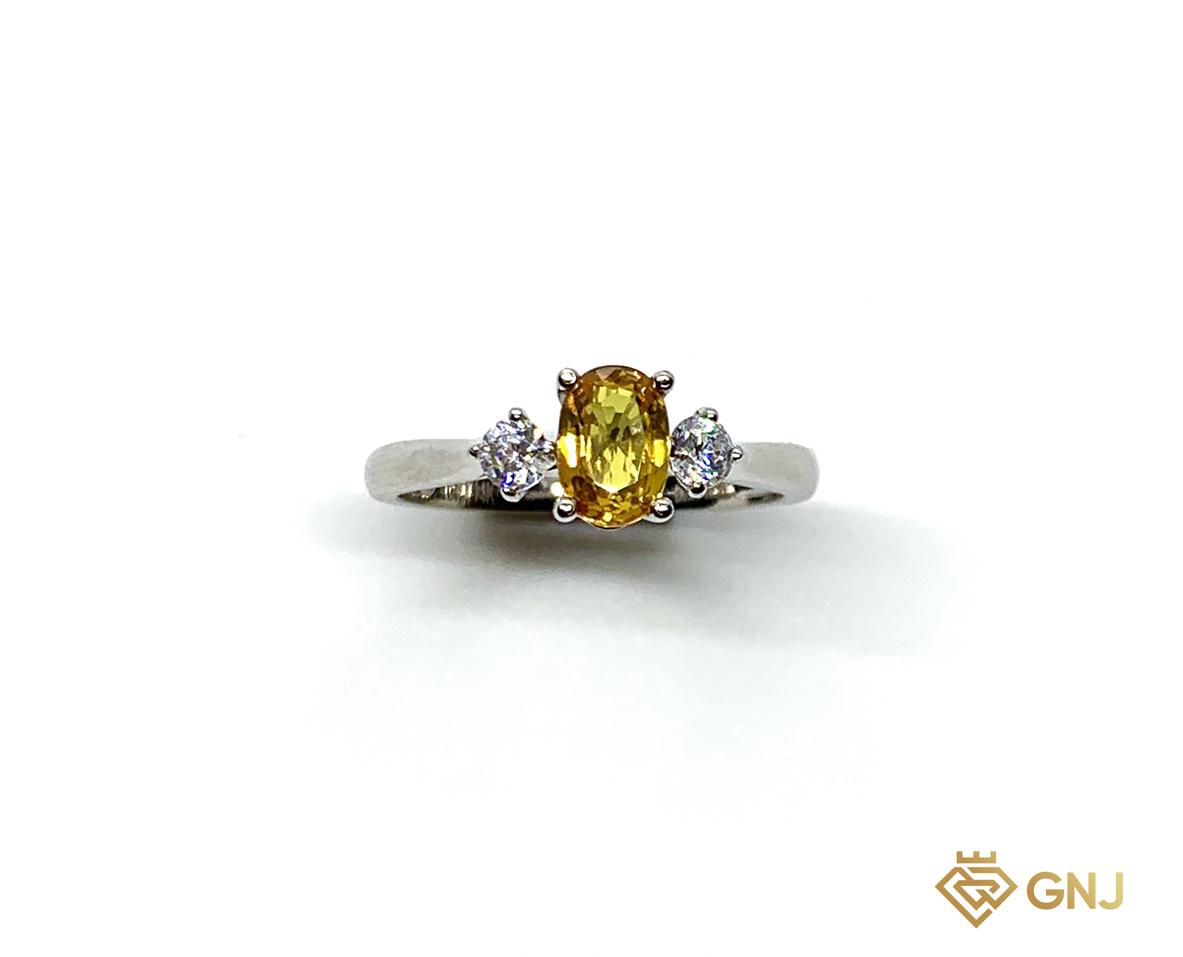 Nhẫn nữ vàng trắng đính đá sapphire vàng thiên nhiên.