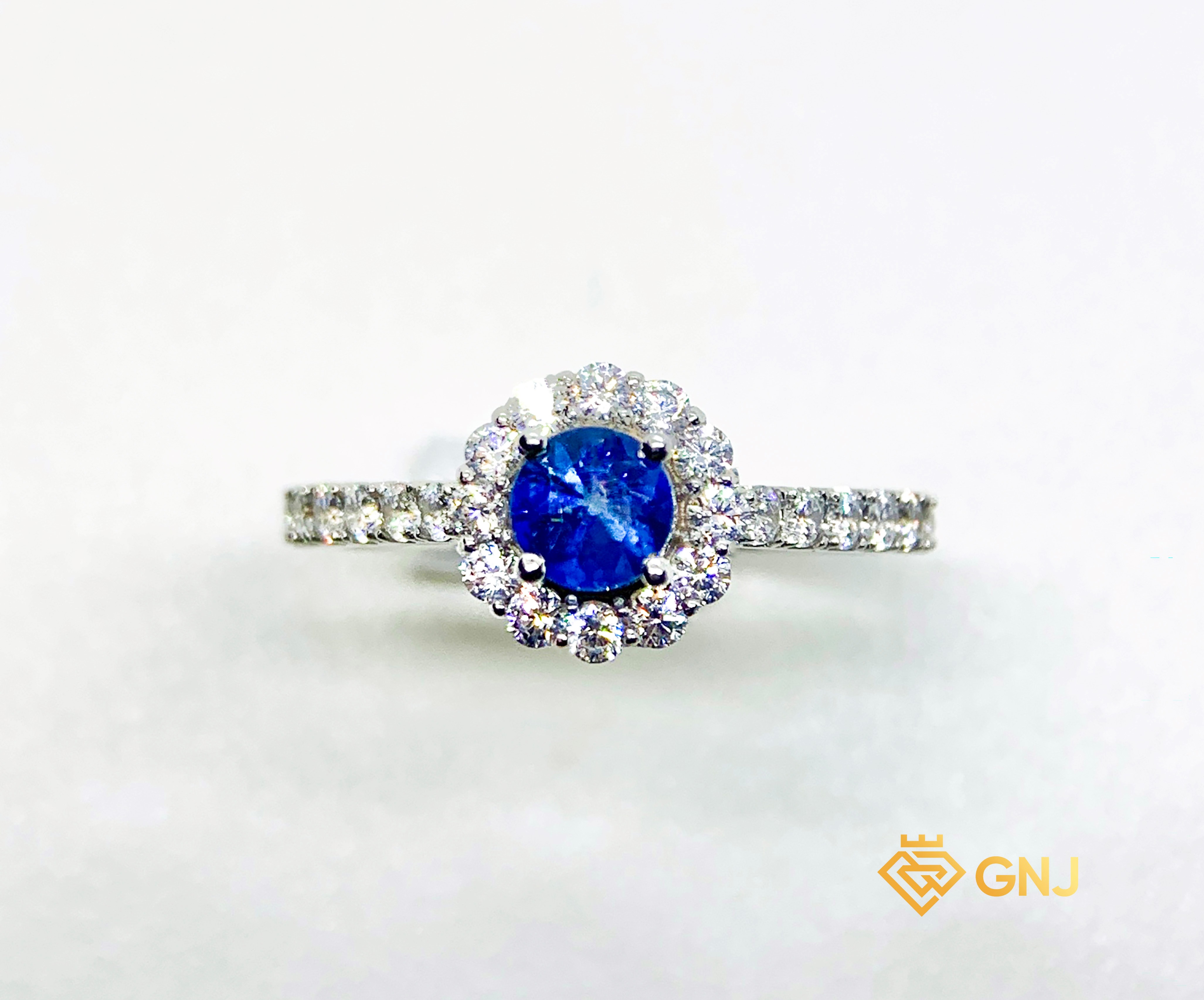 Nhẫn vàng trắng 10k đính đá Sapphire xanh thiên nhiên