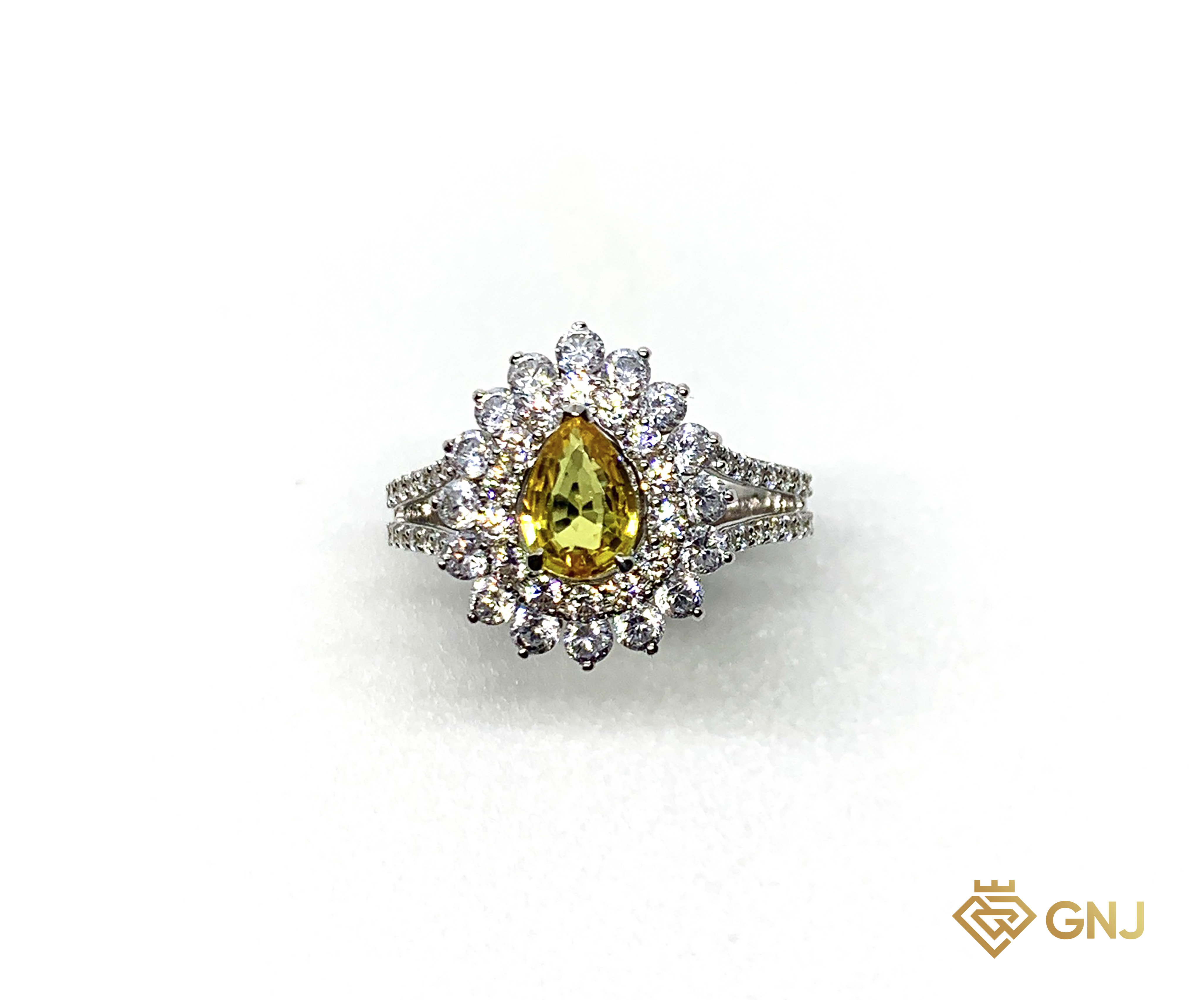 Nhẫn nữ vàng trắng đá sapphire vàng giọt nước thiên nhiên.