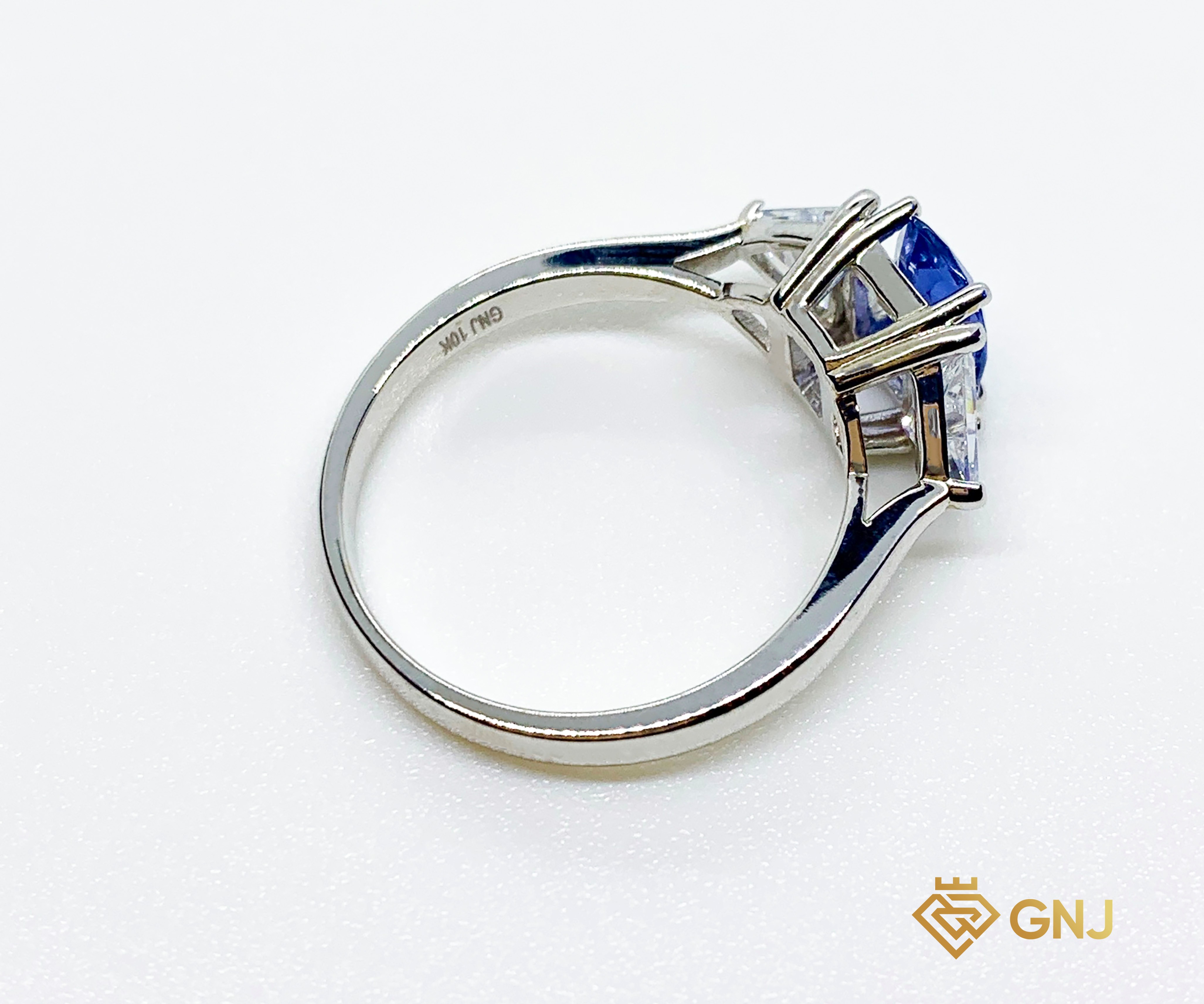 Nhẫn Đá Spinel Xanh Thiên Nhiên Vàng Trắng 10K — mặt bên